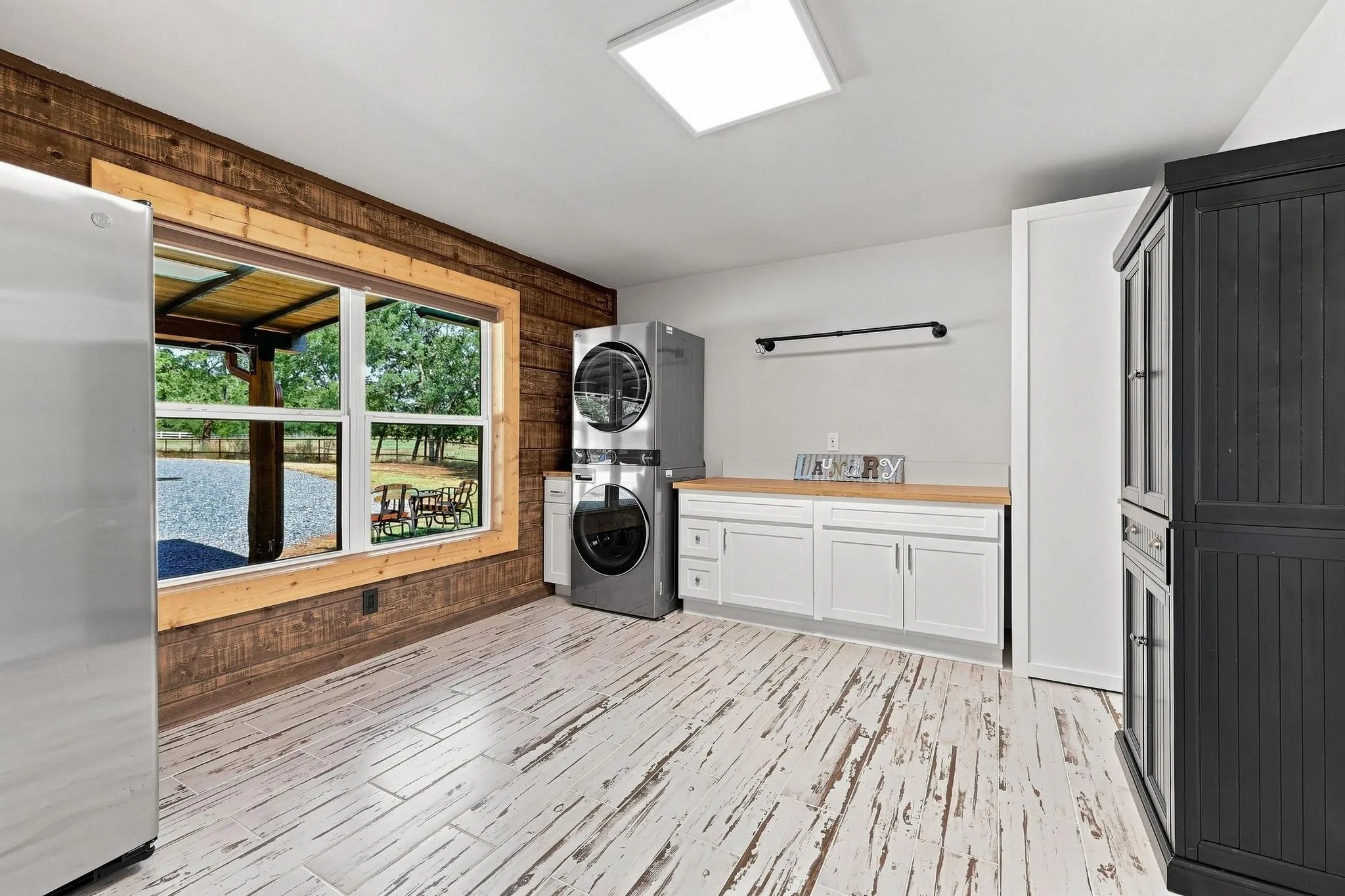 Single Family Residence For Sale in Grayson County , 230 Frosty Hollow Road, Denison, Texas 75021, 5 Bedroom, 3 Bathroom, Garage spaces, 2,700 Sqft, built in 1976, mls#21375834, Real Estate Agent in Denison, Homes For Sale in Grayson county, Homes For Sale in Denison, Realtor in Denison Texas, Real Estate Brokerage Independent Realty Texas, Luminita Cordes Realtor