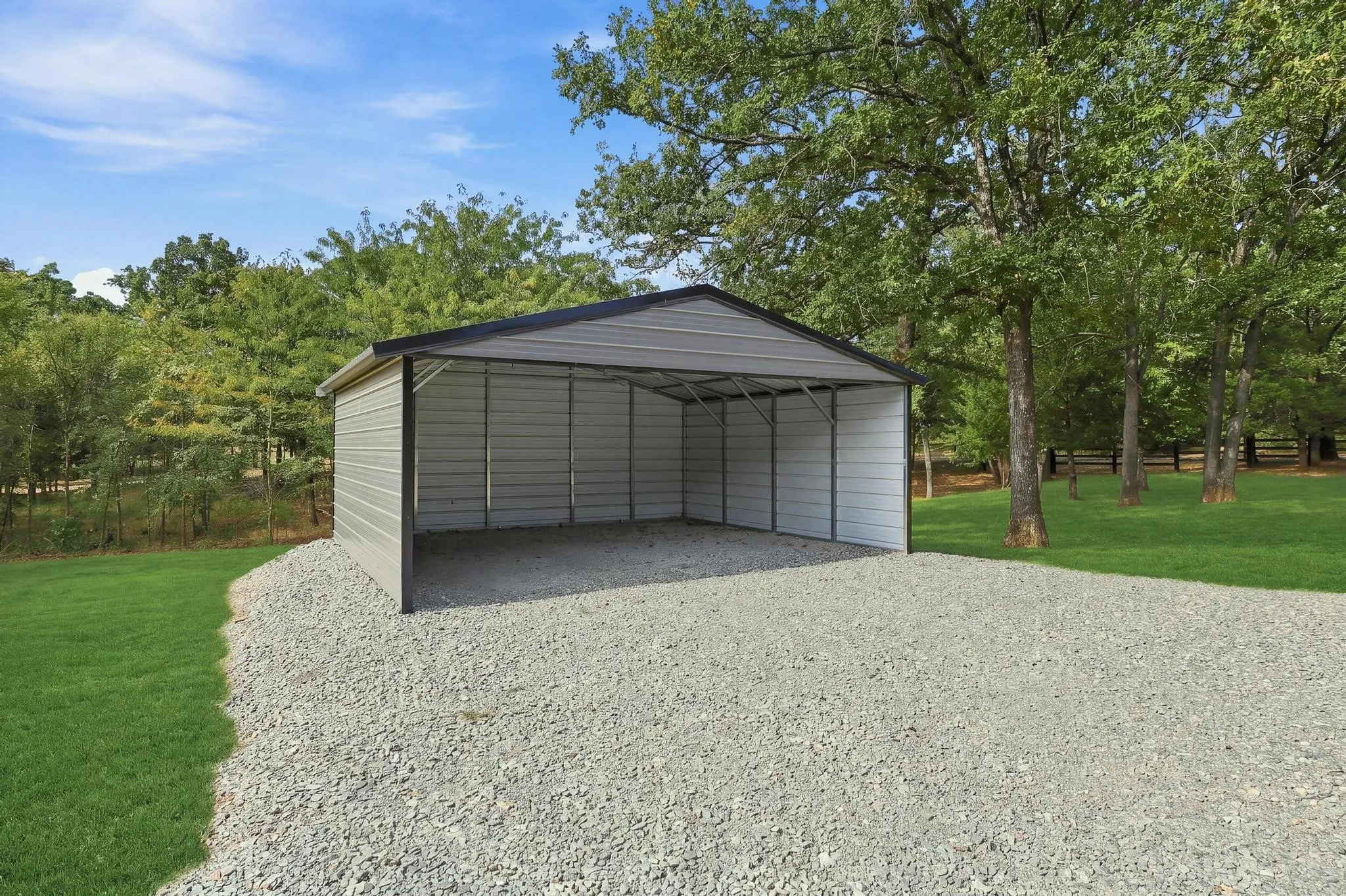 Single Family Residence For Sale in Grayson County , 230 Frosty Hollow Road, Denison, Texas 75021, 5 Bedroom, 3 Bathroom, Garage spaces, 2,700 Sqft, built in 1976, mls#21375834, Real Estate Agent in Denison, Homes For Sale in Grayson county, Homes For Sale in Denison, Realtor in Denison Texas, Real Estate Brokerage Independent Realty Texas, Luminita Cordes Realtor