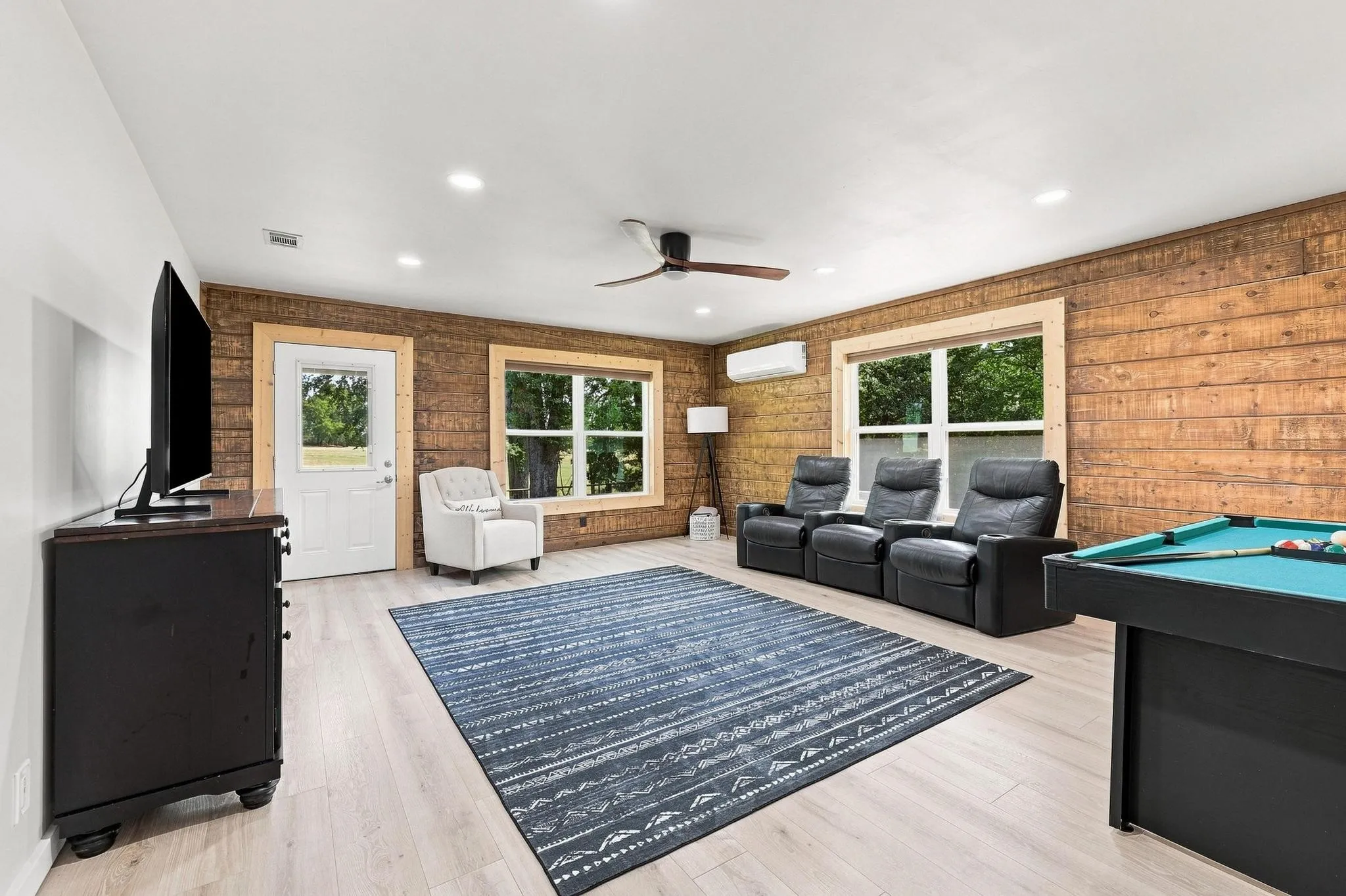 Single Family Residence For Sale in Grayson County , 230 Frosty Hollow Road, Denison, Texas 75021, 5 Bedroom, 3 Bathroom, Garage spaces, 2,700 Sqft, built in 1976, mls#21375834, Real Estate Agent in Denison, Homes For Sale in Grayson county, Homes For Sale in Denison, Realtor in Denison Texas, Real Estate Brokerage Independent Realty Texas, Luminita Cordes Realtor