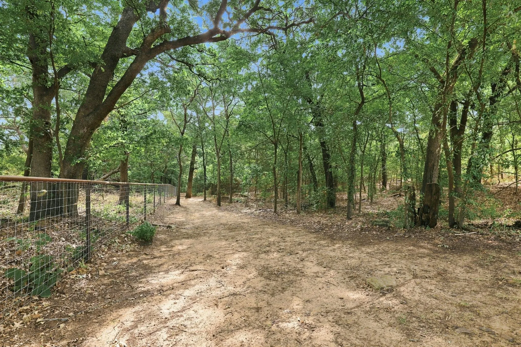 Single Family Residence For Sale in Grayson County , 230 Frosty Hollow Road, Denison, Texas 75021, 5 Bedroom, 3 Bathroom, Garage spaces, 2,700 Sqft, built in 1976, mls#21375834, Real Estate Agent in Denison, Homes For Sale in Grayson county, Homes For Sale in Denison, Realtor in Denison Texas, Real Estate Brokerage Independent Realty Texas, Luminita Cordes Realtor
