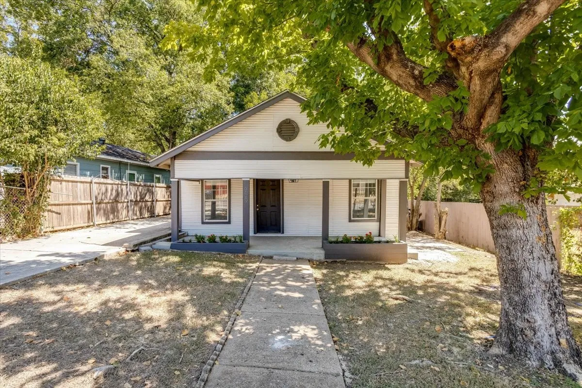 Quadruplex For Sale in Dallas County , 930 S Vernon Avenue, Dallas, Texas 75208, 6 Bedroom, 5 Bathroom, Garage spaces, 2,649 Sqft, built in 1980, mls#21376655, Real Estate Agent in Dallas, Homes For Sale in Dallas county, Homes For Sale in Dallas, Realtor in Dallas Texas, Real Estate Brokerage Independent Realty Texas, Luminita Cordes Realtor