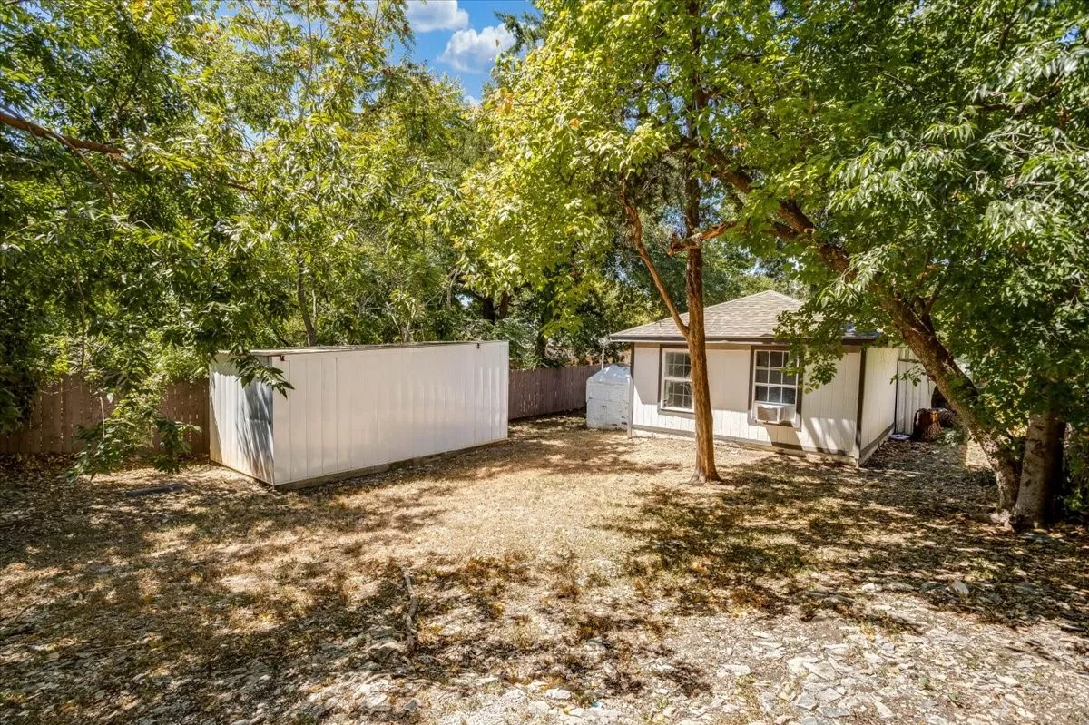Quadruplex For Sale in Dallas County , 930 S Vernon Avenue, Dallas, Texas 75208, 6 Bedroom, 5 Bathroom, Garage spaces, 2,649 Sqft, built in 1980, mls#21376655, Real Estate Agent in Dallas, Homes For Sale in Dallas county, Homes For Sale in Dallas, Realtor in Dallas Texas, Real Estate Brokerage Independent Realty Texas, Luminita Cordes Realtor