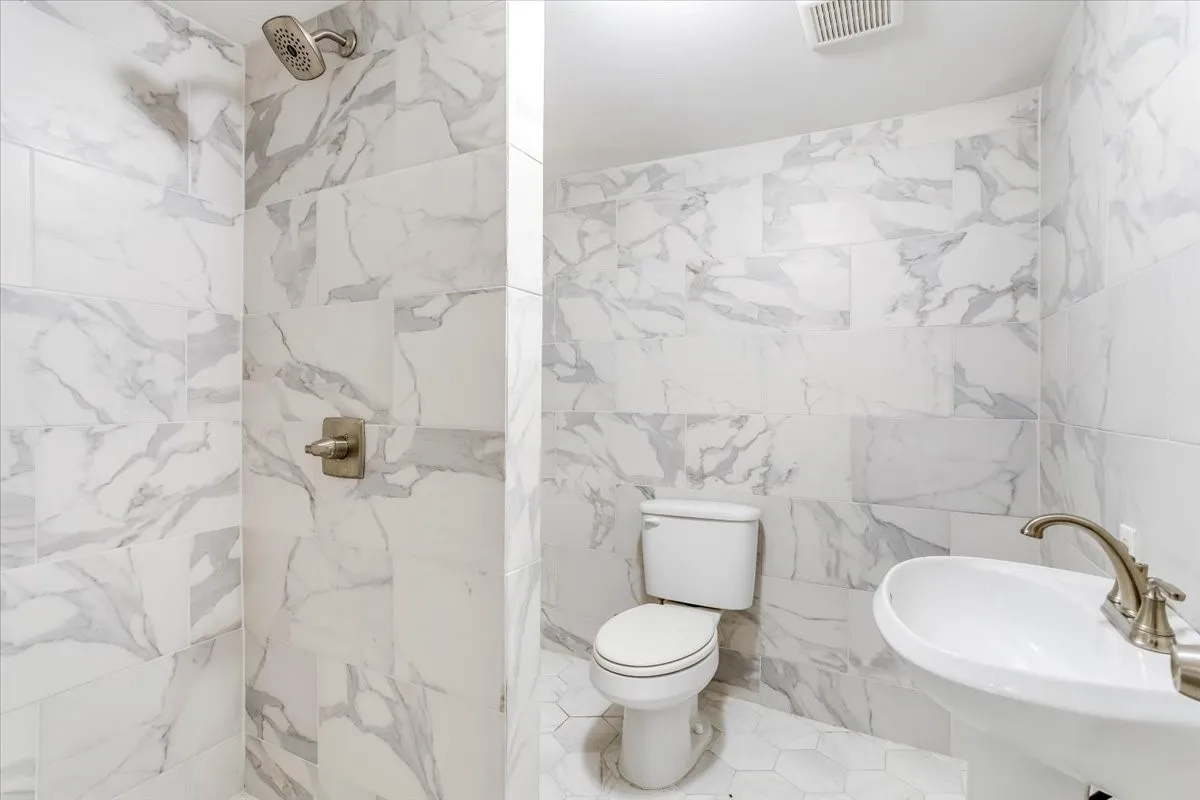 Tiled shower with a rain showerhead