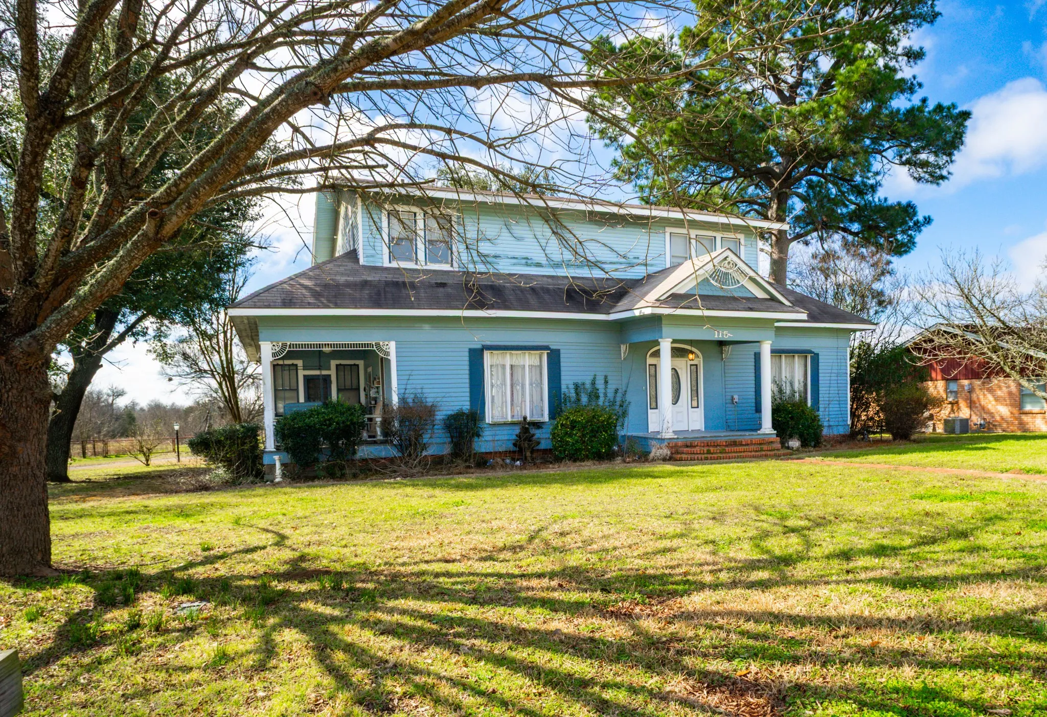Single Family Residence For Sale in Freestone County , 115 E Brazos, Wortham, Texas 76693, 4 Bedroom, 2 Bathroom, 2 Garage spaces, 3,130 Sqft, built in 1910, mls#21377363, Real Estate Agent in Wortham, Homes For Sale in Freestone county, Homes For Sale in Wortham, Realtor in Wortham Texas, Real Estate Brokerage Independent Realty Texas, Luminita Cordes Realtor