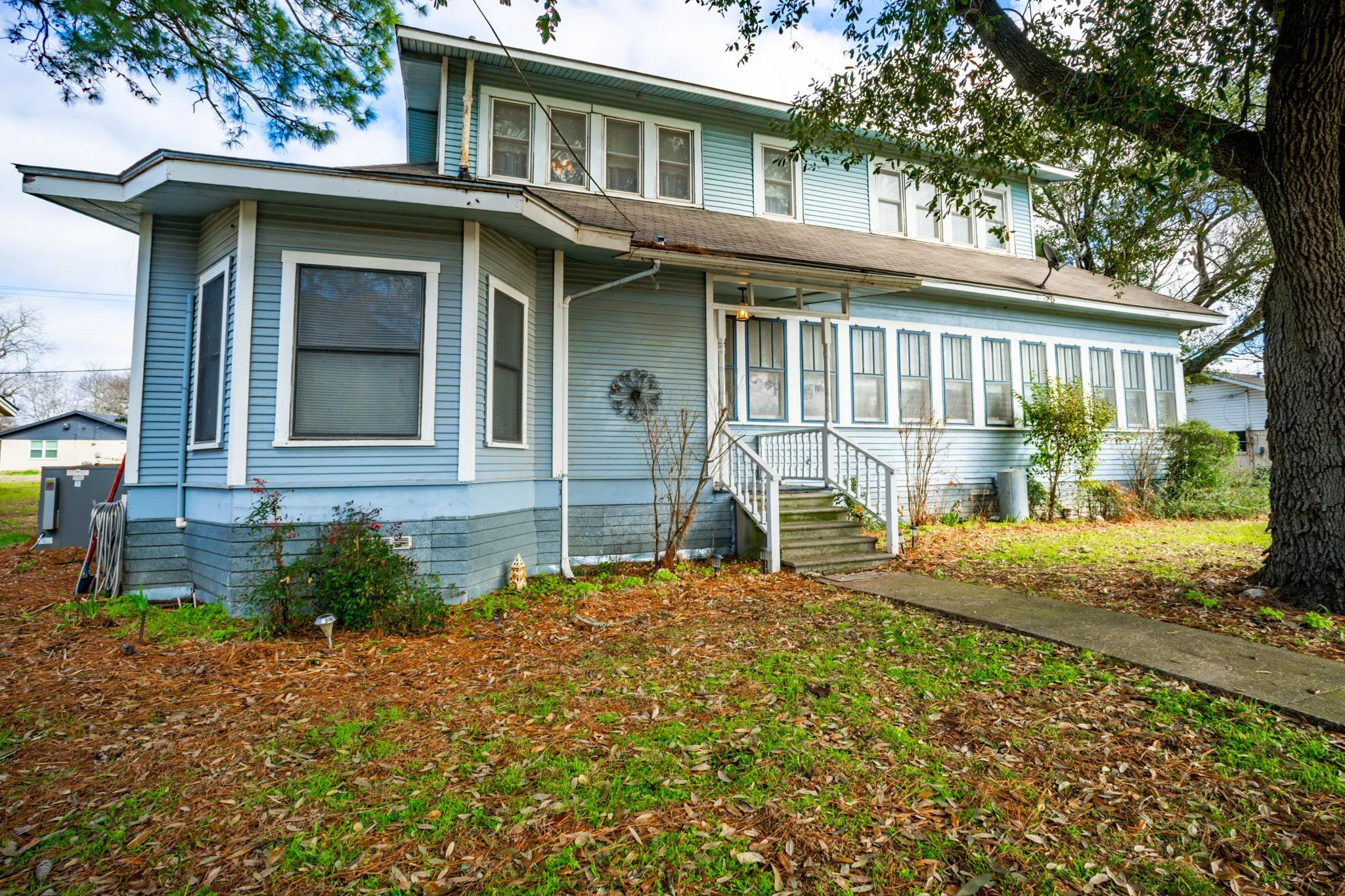 Single Family Residence For Sale in Freestone County , 115 E Brazos, Wortham, Texas 76693, 4 Bedroom, 2 Bathroom, 2 Garage spaces, 3,130 Sqft, built in 1910, mls#21377363, Real Estate Agent in Wortham, Homes For Sale in Freestone county, Homes For Sale in Wortham, Realtor in Wortham Texas, Real Estate Brokerage Independent Realty Texas, Luminita Cordes Realtor