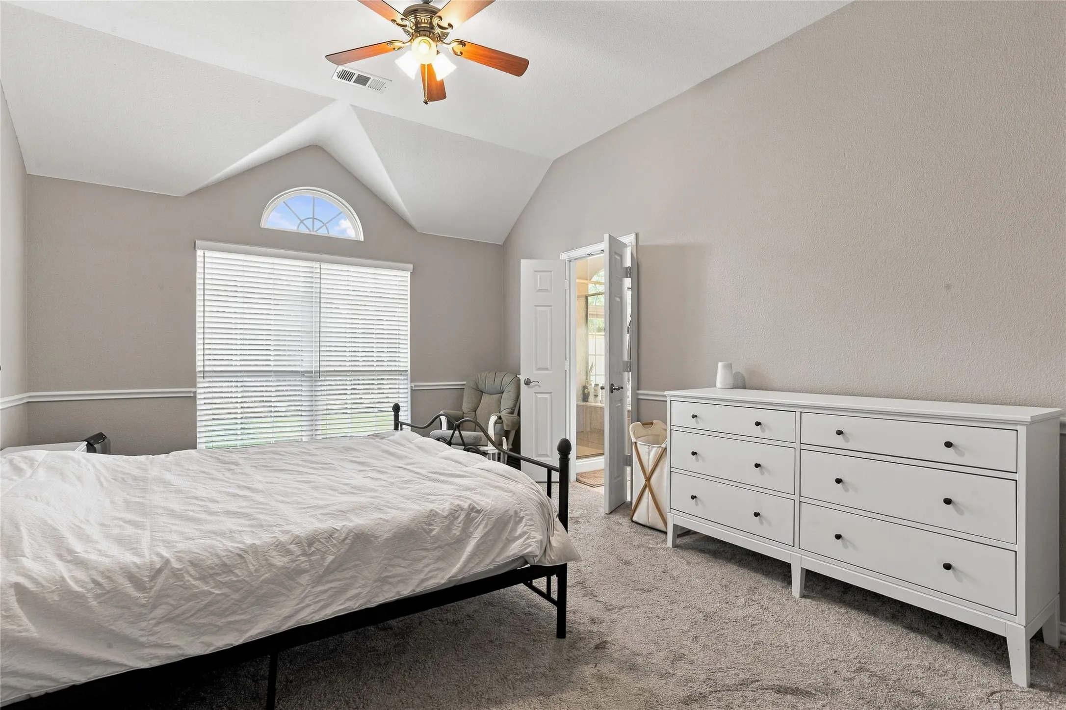 Single Family Residence For Rent in Denton County , 887 Woodrow Drive, Lewisville, Texas 75067, 4 Bedroom, 3 Bathroom, 2 Garage spaces, 2,120 Sqft, built in 2012, mls#21377382, Real Estate Agent in Lewisville, Homes For Rent in Denton county, Homes For Rent in Lewisville, Realtor in Lewisville Texas, Real Estate Brokerage Independent Realty Texas, Luminita Cordes Realtor