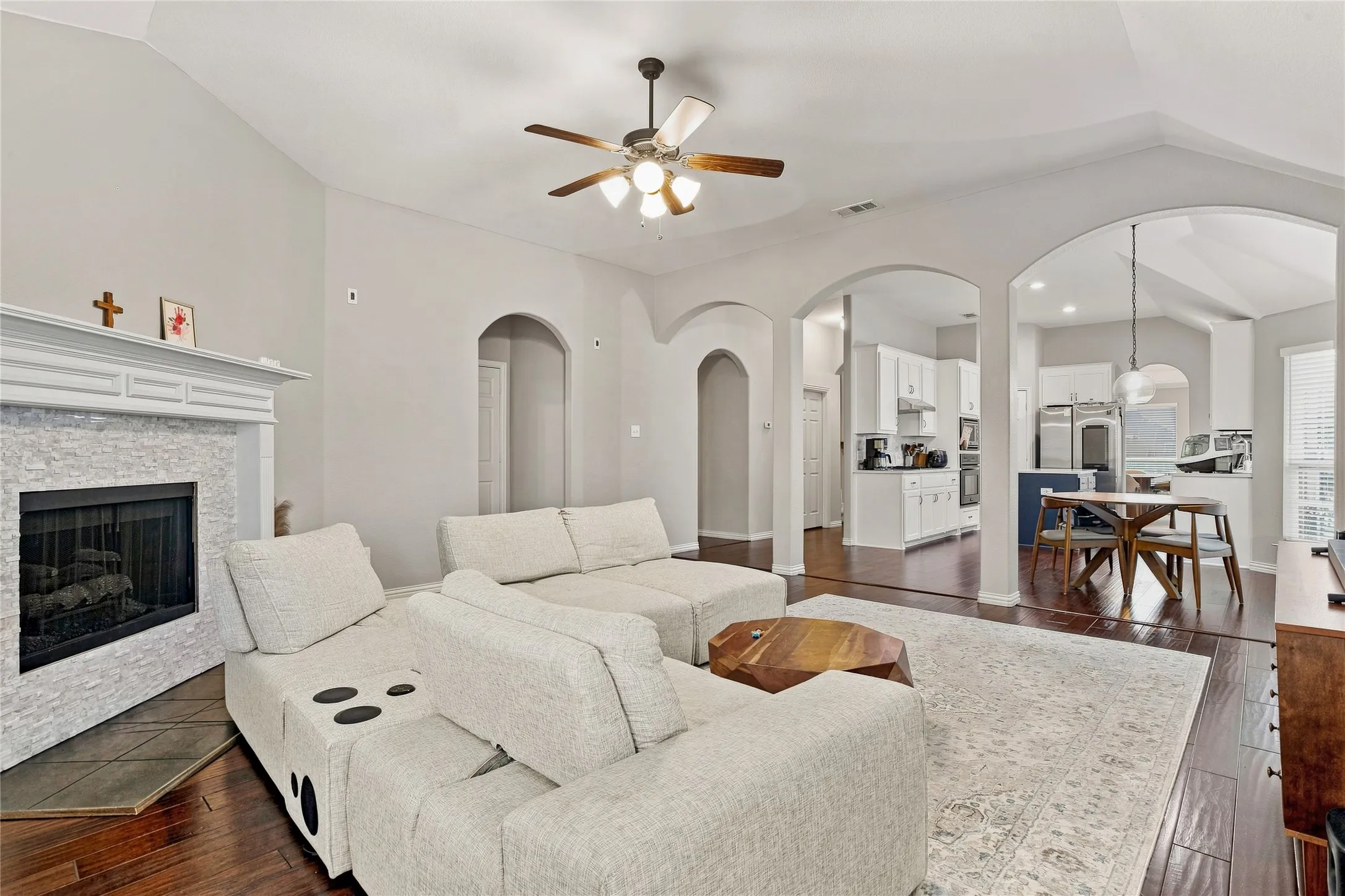 Single Family Residence For Rent in Denton County , 887 Woodrow Drive, Lewisville, Texas 75067, 4 Bedroom, 3 Bathroom, 2 Garage spaces, 2,120 Sqft, built in 2012, mls#21377382, Real Estate Agent in Lewisville, Homes For Rent in Denton county, Homes For Rent in Lewisville, Realtor in Lewisville Texas, Real Estate Brokerage Independent Realty Texas, Luminita Cordes Realtor