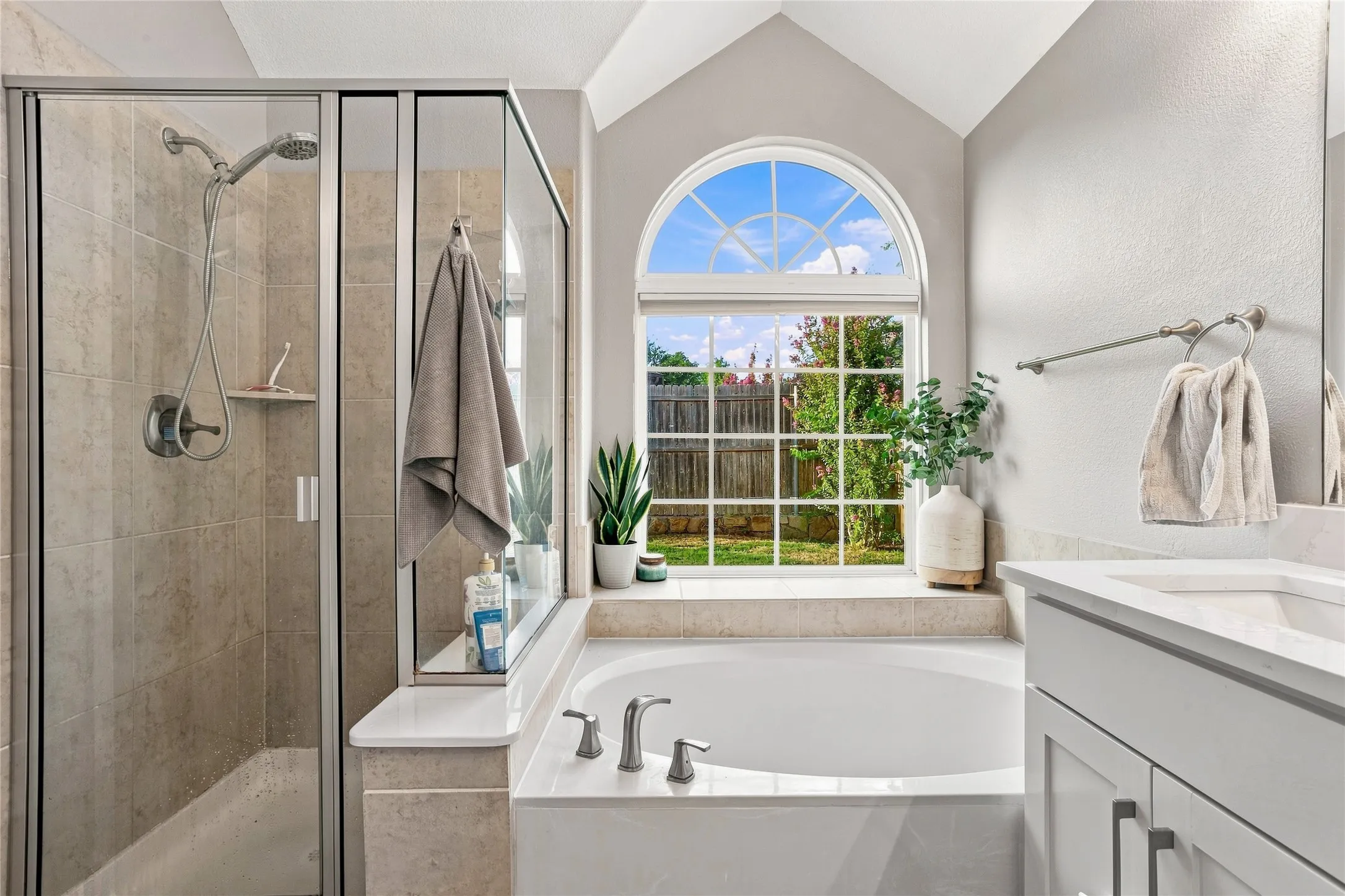 Single Family Residence For Rent in Denton County , 887 Woodrow Drive, Lewisville, Texas 75067, 4 Bedroom, 3 Bathroom, 2 Garage spaces, 2,120 Sqft, built in 2012, mls#21377382, Real Estate Agent in Lewisville, Homes For Rent in Denton county, Homes For Rent in Lewisville, Realtor in Lewisville Texas, Real Estate Brokerage Independent Realty Texas, Luminita Cordes Realtor