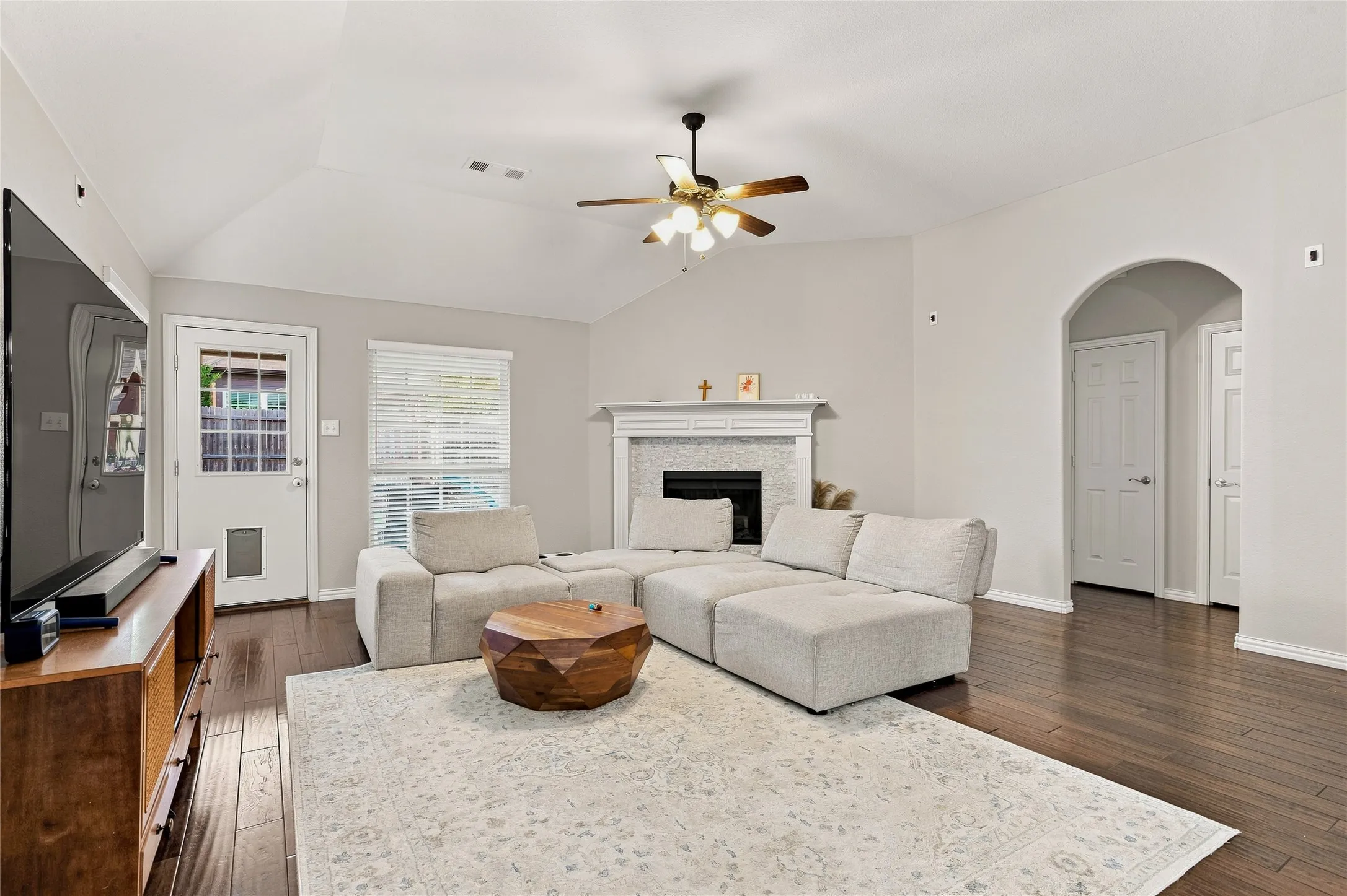 Single Family Residence For Rent in Denton County , 887 Woodrow Drive, Lewisville, Texas 75067, 4 Bedroom, 3 Bathroom, 2 Garage spaces, 2,120 Sqft, built in 2012, mls#21377382, Real Estate Agent in Lewisville, Homes For Rent in Denton county, Homes For Rent in Lewisville, Realtor in Lewisville Texas, Real Estate Brokerage Independent Realty Texas, Luminita Cordes Realtor
