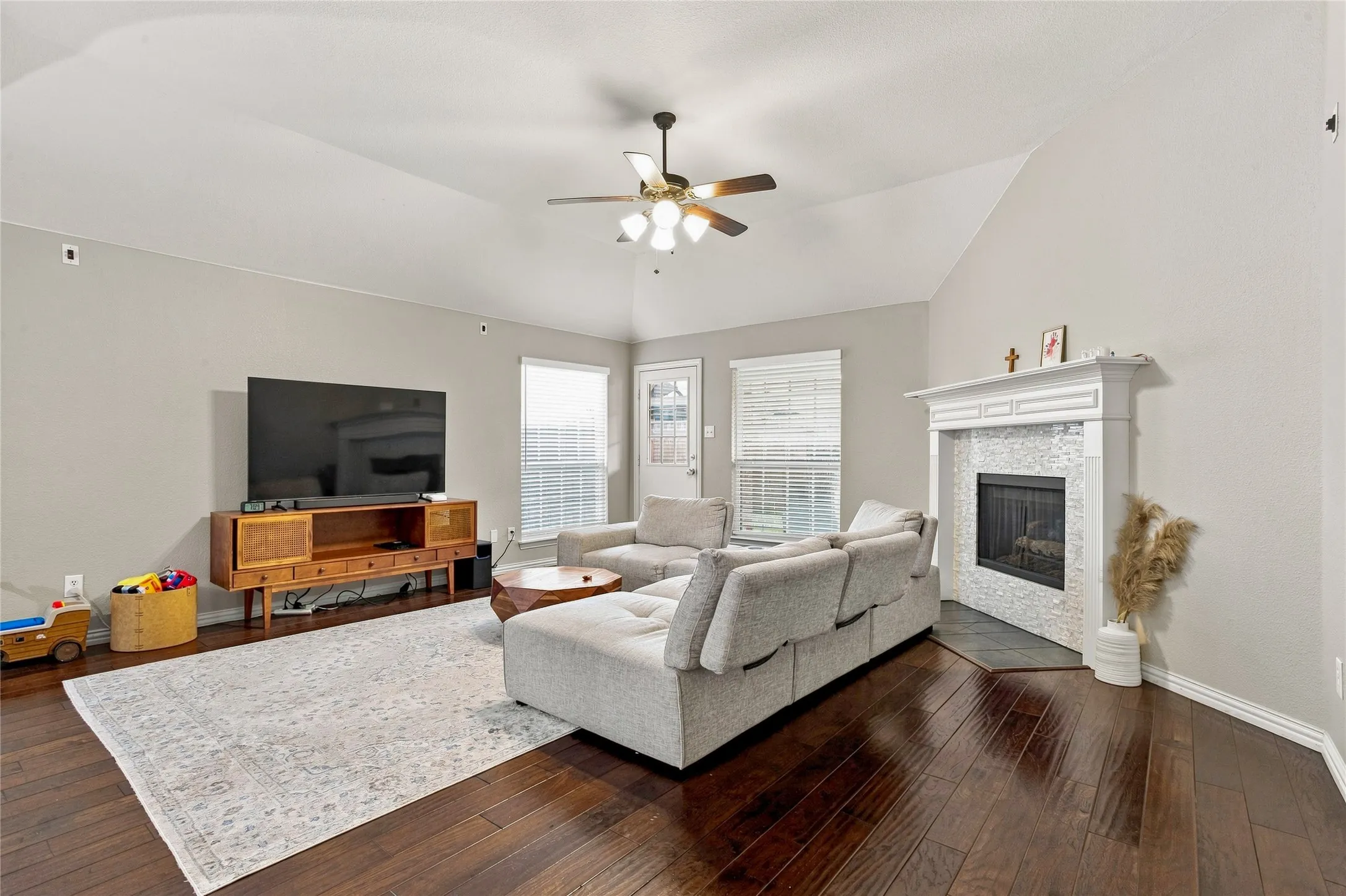 Single Family Residence For Rent in Denton County , 887 Woodrow Drive, Lewisville, Texas 75067, 4 Bedroom, 3 Bathroom, 2 Garage spaces, 2,120 Sqft, built in 2012, mls#21377382, Real Estate Agent in Lewisville, Homes For Rent in Denton county, Homes For Rent in Lewisville, Realtor in Lewisville Texas, Real Estate Brokerage Independent Realty Texas, Luminita Cordes Realtor