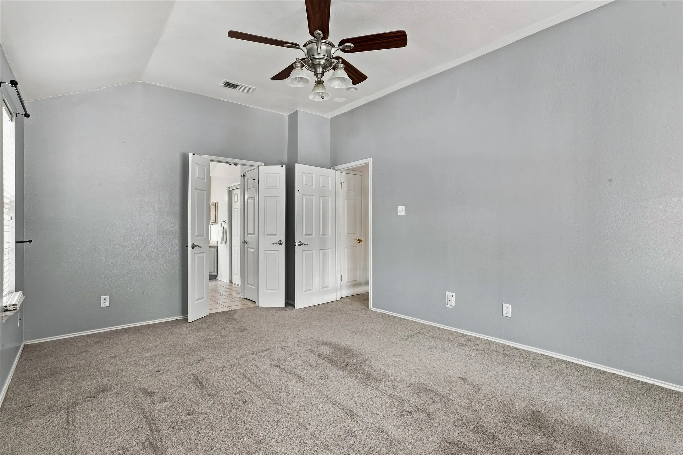 Single Family Residence For Sale in Tarrant County , 5203 Rio Court, Arlington, Texas 76017, 3 Bedroom, 3 Bathroom, 2 Garage spaces, 1,974 Sqft, built in 1989, mls#21372505, Real Estate Agent in Arlington, Homes For Sale in Tarrant county, Homes For Sale in Arlington, Realtor in Arlington Texas, Real Estate Brokerage Independent Realty Texas, Luminita Cordes Realtor