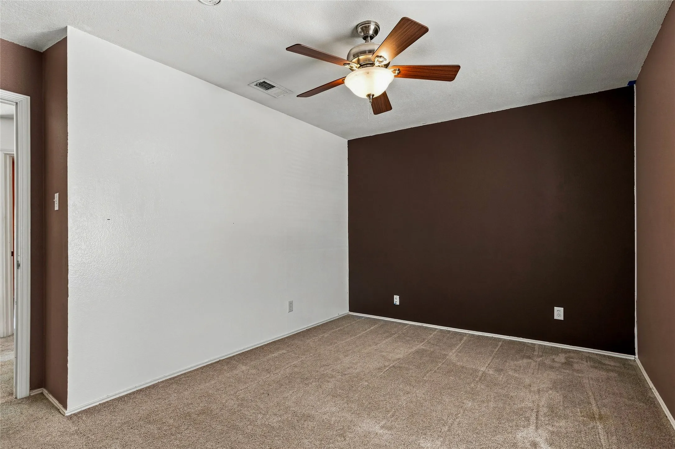 Single Family Residence For Sale in Tarrant County , 5203 Rio Court, Arlington, Texas 76017, 3 Bedroom, 3 Bathroom, 2 Garage spaces, 1,974 Sqft, built in 1989, mls#21372505, Real Estate Agent in Arlington, Homes For Sale in Tarrant county, Homes For Sale in Arlington, Realtor in Arlington Texas, Real Estate Brokerage Independent Realty Texas, Luminita Cordes Realtor
