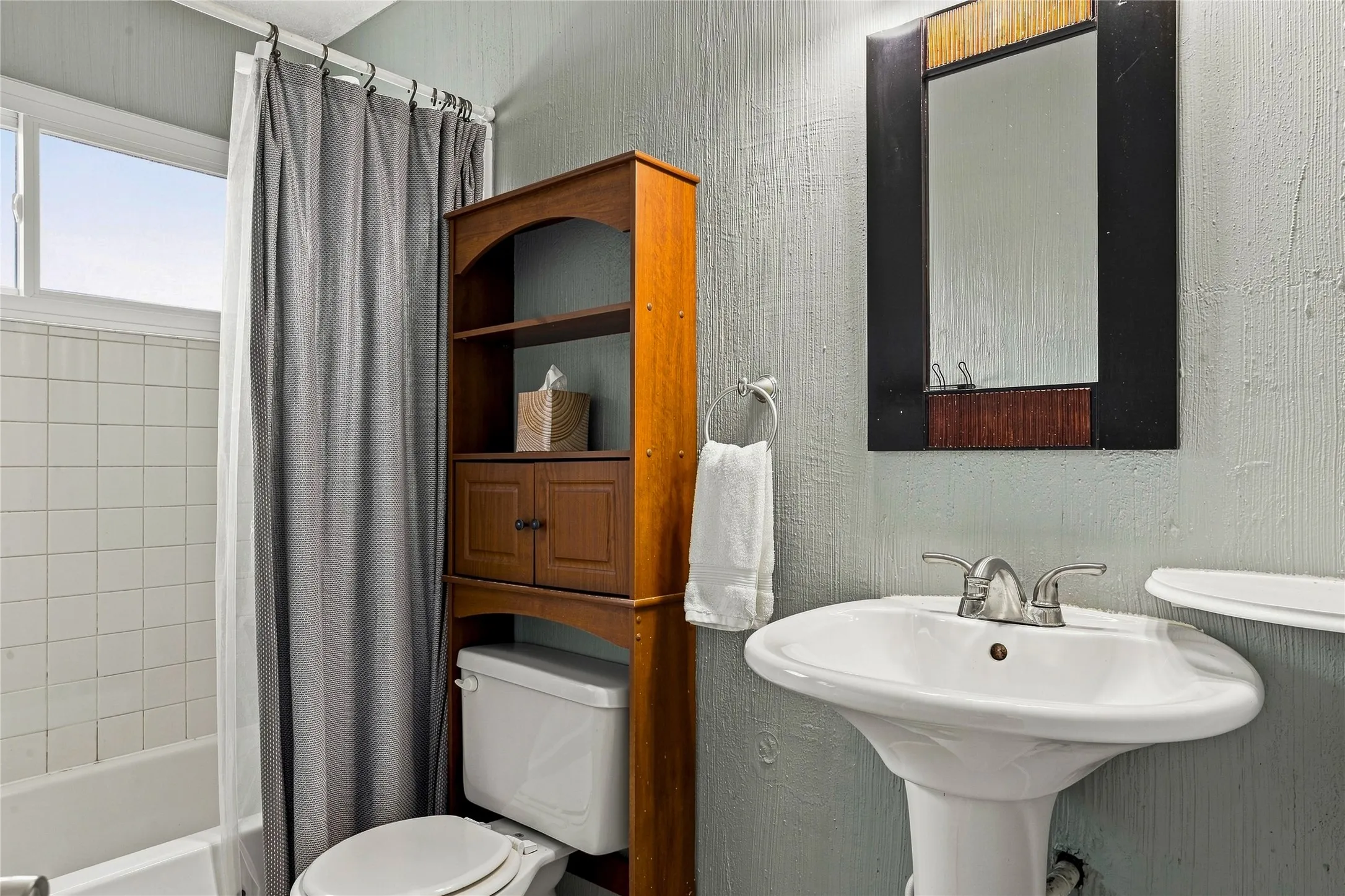 2nd Floor Shared bathroom with tub shower combo