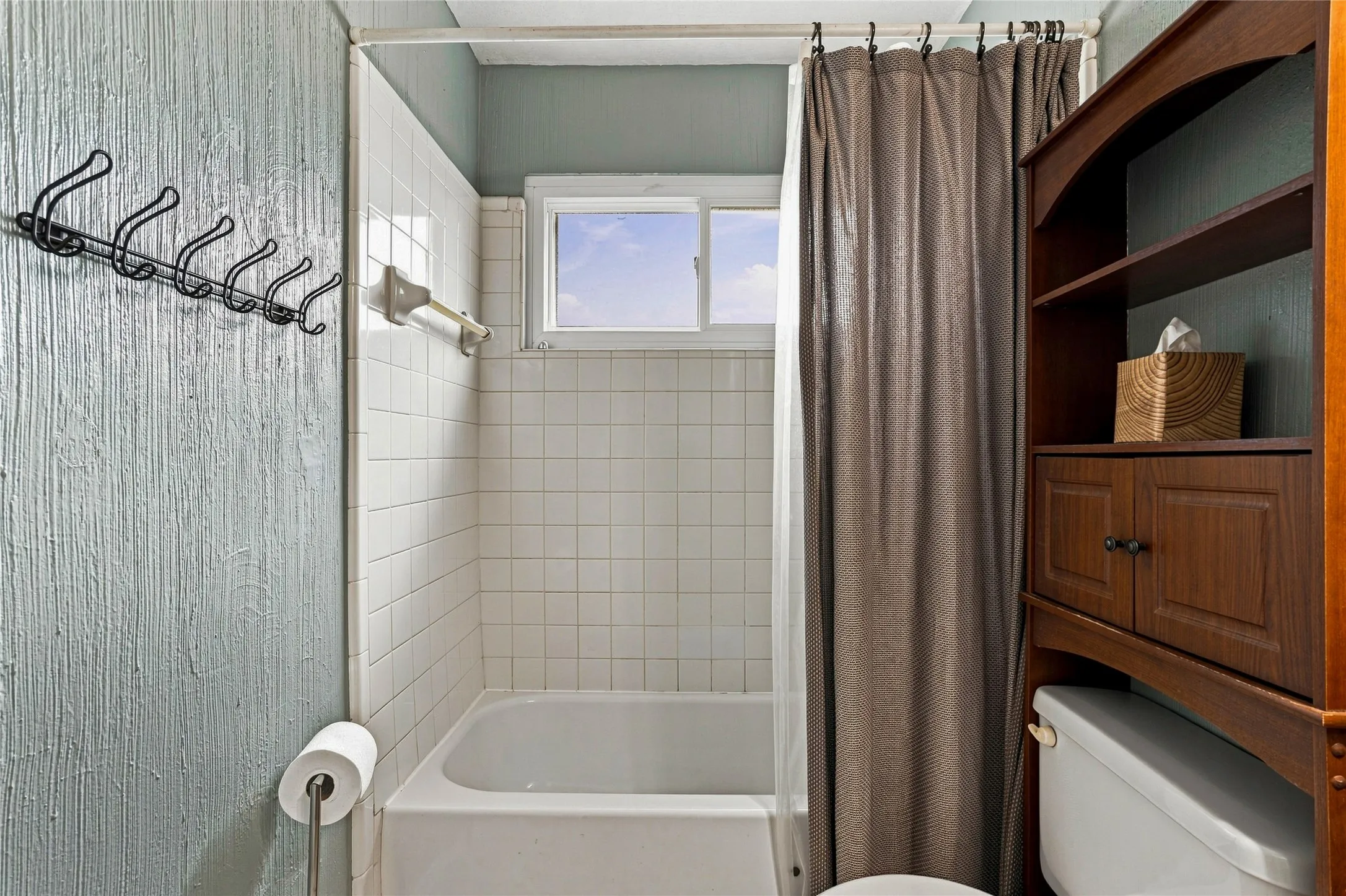 2nd Floor Shared Bathroom with tub