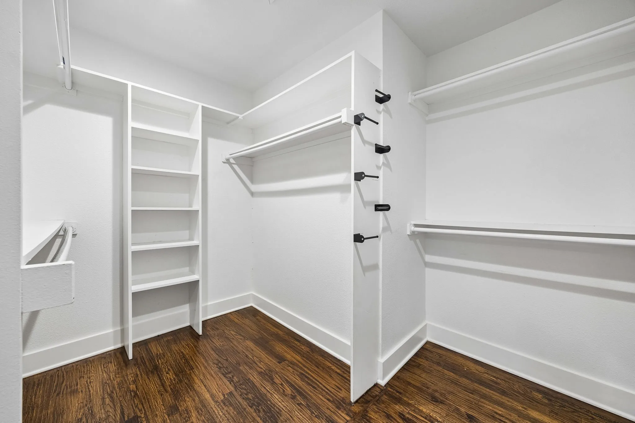 9021 Aldwick - Tom Hughes Team - Primary Closet