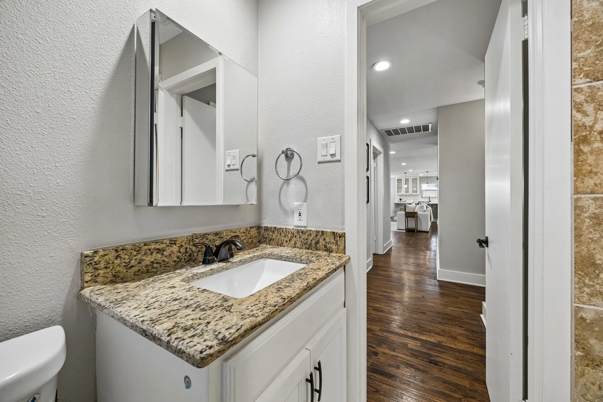 9021 Aldwick - Tom Hughes Team - Secondary Bathroom