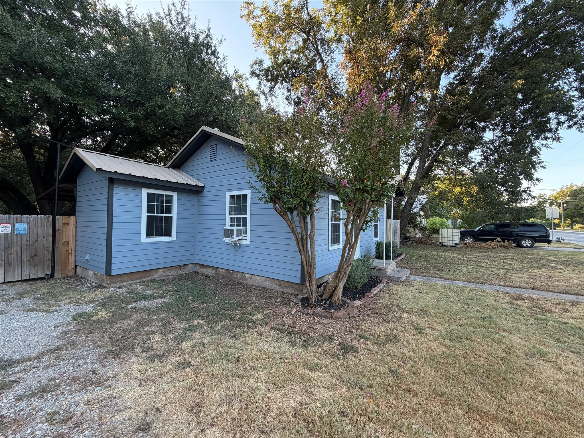 Single Family Residence For Sale in Eastland County , 309 S Main Street, Rising Star, Texas 76471, 2 Bedroom, 1 Bathroom, Garage spaces, 768 Sqft, built in 1940, mls#21375656, Real Estate Agent in Rising Star, Homes For Sale in Eastland county, Homes For Sale in Rising Star, Realtor in Rising Star Texas, Real Estate Brokerage Independent Realty Texas, Luminita Cordes Realtor