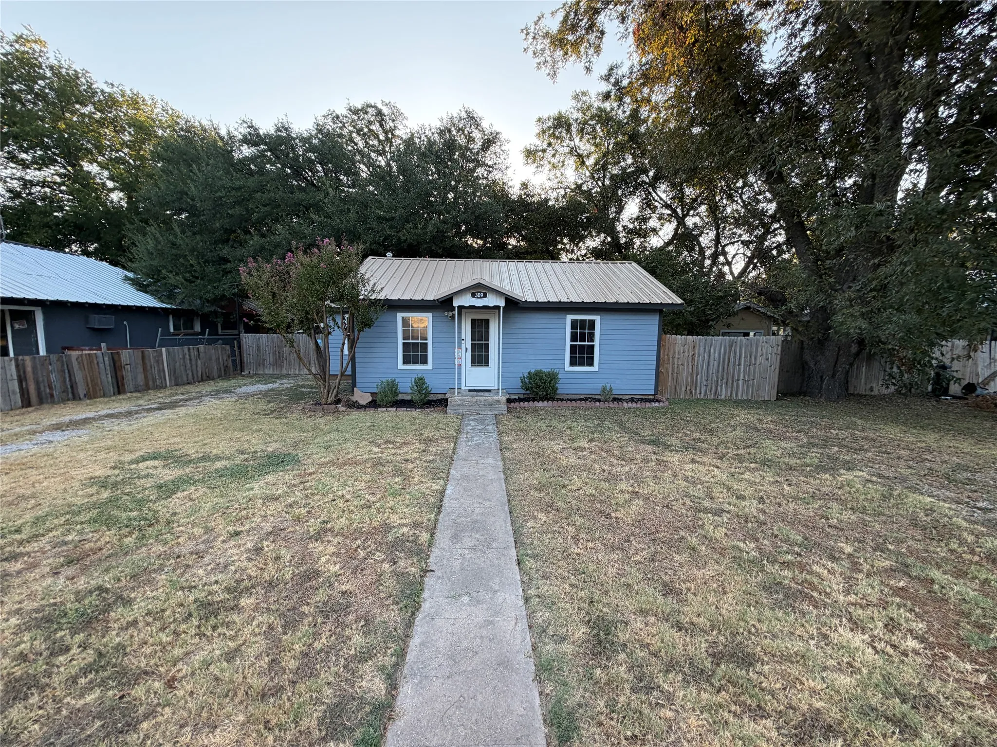 Single Family Residence For Sale in Eastland County , 309 S Main Street, Rising Star, Texas 76471, 2 Bedroom, 1 Bathroom, Garage spaces, 768 Sqft, built in 1940, mls#21375656, Real Estate Agent in Rising Star, Homes For Sale in Eastland county, Homes For Sale in Rising Star, Realtor in Rising Star Texas, Real Estate Brokerage Independent Realty Texas, Luminita Cordes Realtor