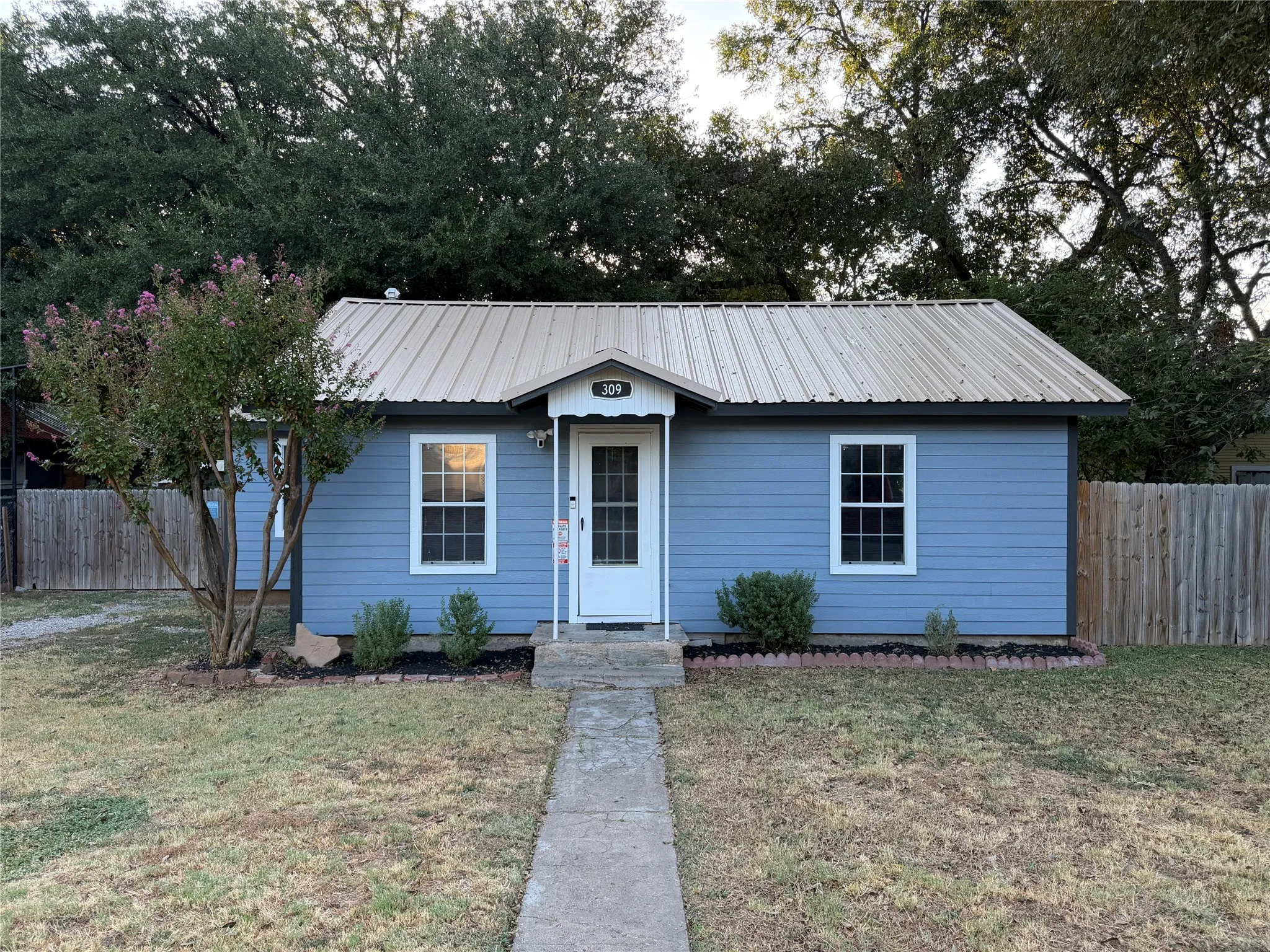 Single Family Residence For Sale in Eastland County , 309 S Main Street, Rising Star, Texas 76471, 2 Bedroom, 1 Bathroom, Garage spaces, 768 Sqft, built in 1940, mls#21375656, Real Estate Agent in Rising Star, Homes For Sale in Eastland county, Homes For Sale in Rising Star, Realtor in Rising Star Texas, Real Estate Brokerage Independent Realty Texas, Luminita Cordes Realtor