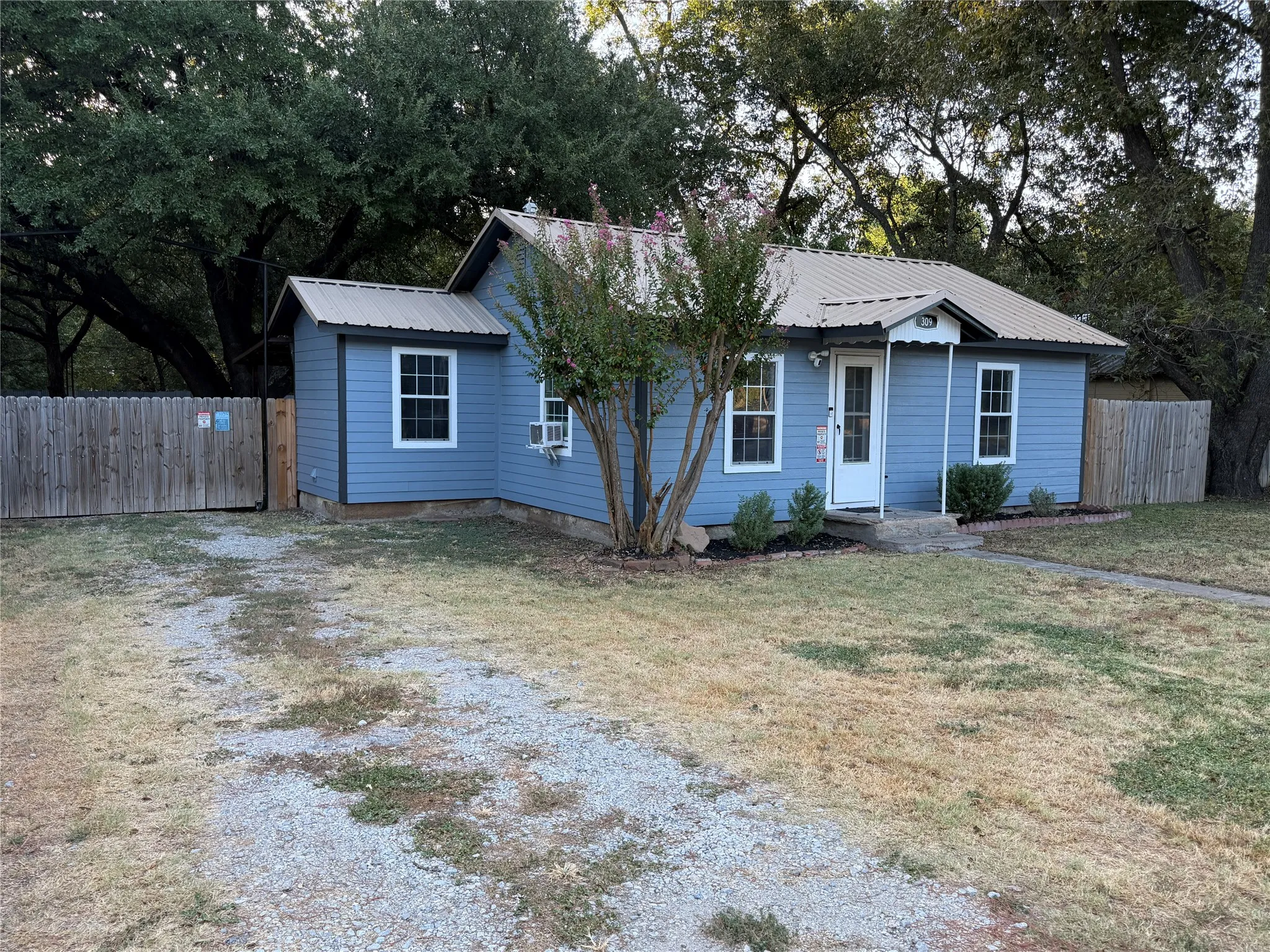 Single Family Residence For Sale in Eastland County , 309 S Main Street, Rising Star, Texas 76471, 2 Bedroom, 1 Bathroom, Garage spaces, 768 Sqft, built in 1940, mls#21375656, Real Estate Agent in Rising Star, Homes For Sale in Eastland county, Homes For Sale in Rising Star, Realtor in Rising Star Texas, Real Estate Brokerage Independent Realty Texas, Luminita Cordes Realtor