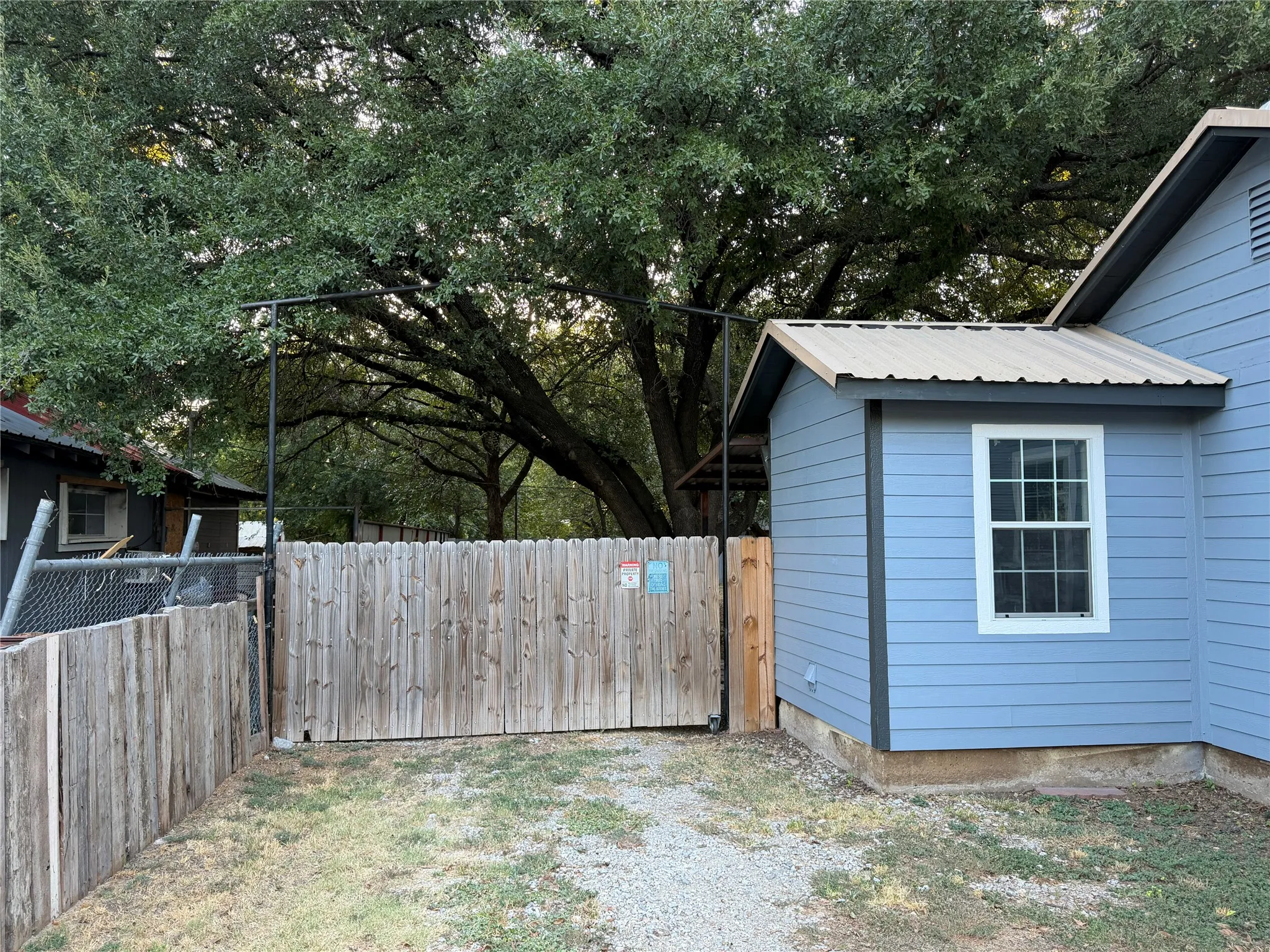 Single Family Residence For Sale in Eastland County , 309 S Main Street, Rising Star, Texas 76471, 2 Bedroom, 1 Bathroom, Garage spaces, 768 Sqft, built in 1940, mls#21375656, Real Estate Agent in Rising Star, Homes For Sale in Eastland county, Homes For Sale in Rising Star, Realtor in Rising Star Texas, Real Estate Brokerage Independent Realty Texas, Luminita Cordes Realtor