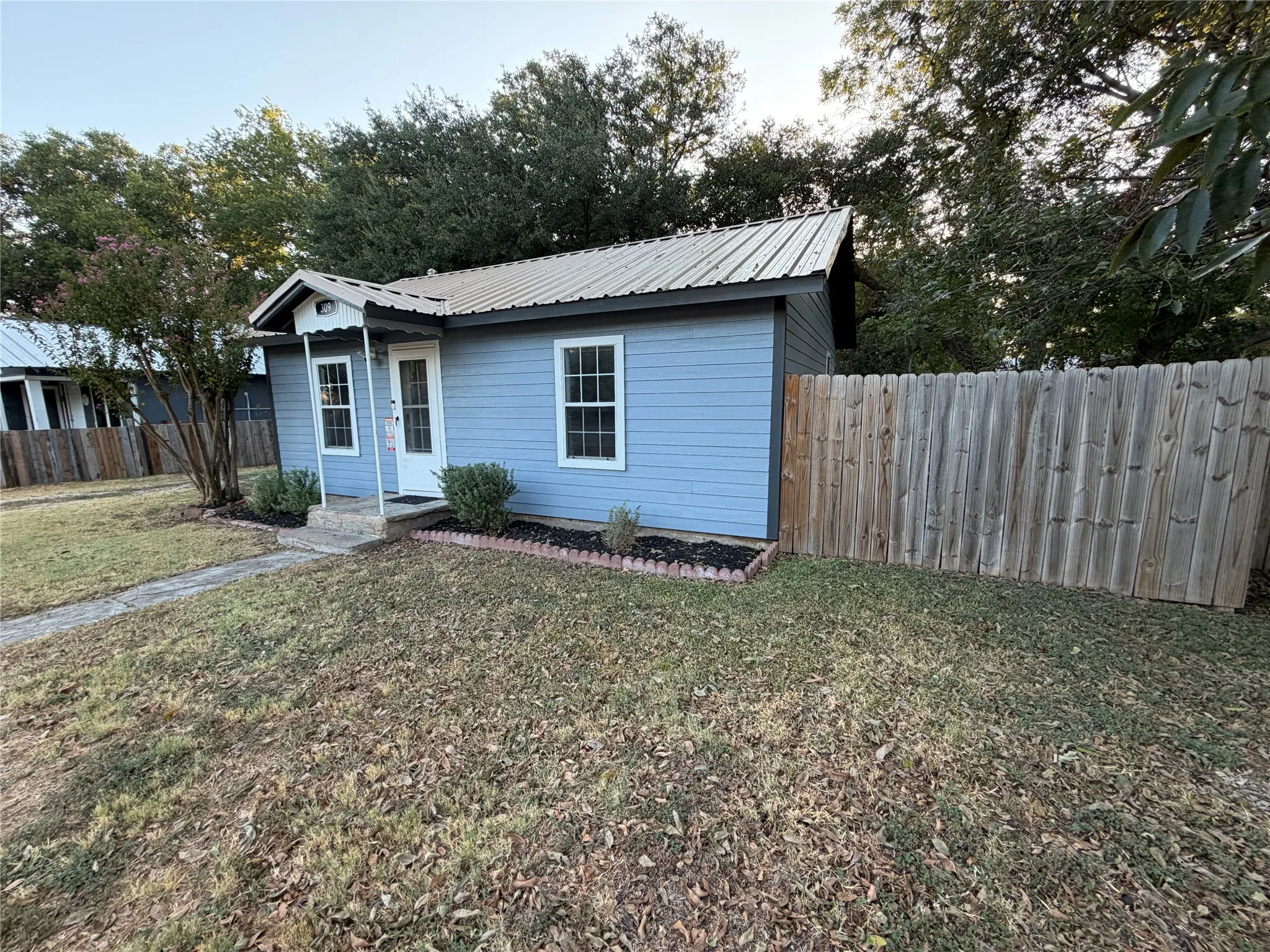 Single Family Residence For Sale in Eastland County , 309 S Main Street, Rising Star, Texas 76471, 2 Bedroom, 1 Bathroom, Garage spaces, 768 Sqft, built in 1940, mls#21375656, Real Estate Agent in Rising Star, Homes For Sale in Eastland county, Homes For Sale in Rising Star, Realtor in Rising Star Texas, Real Estate Brokerage Independent Realty Texas, Luminita Cordes Realtor