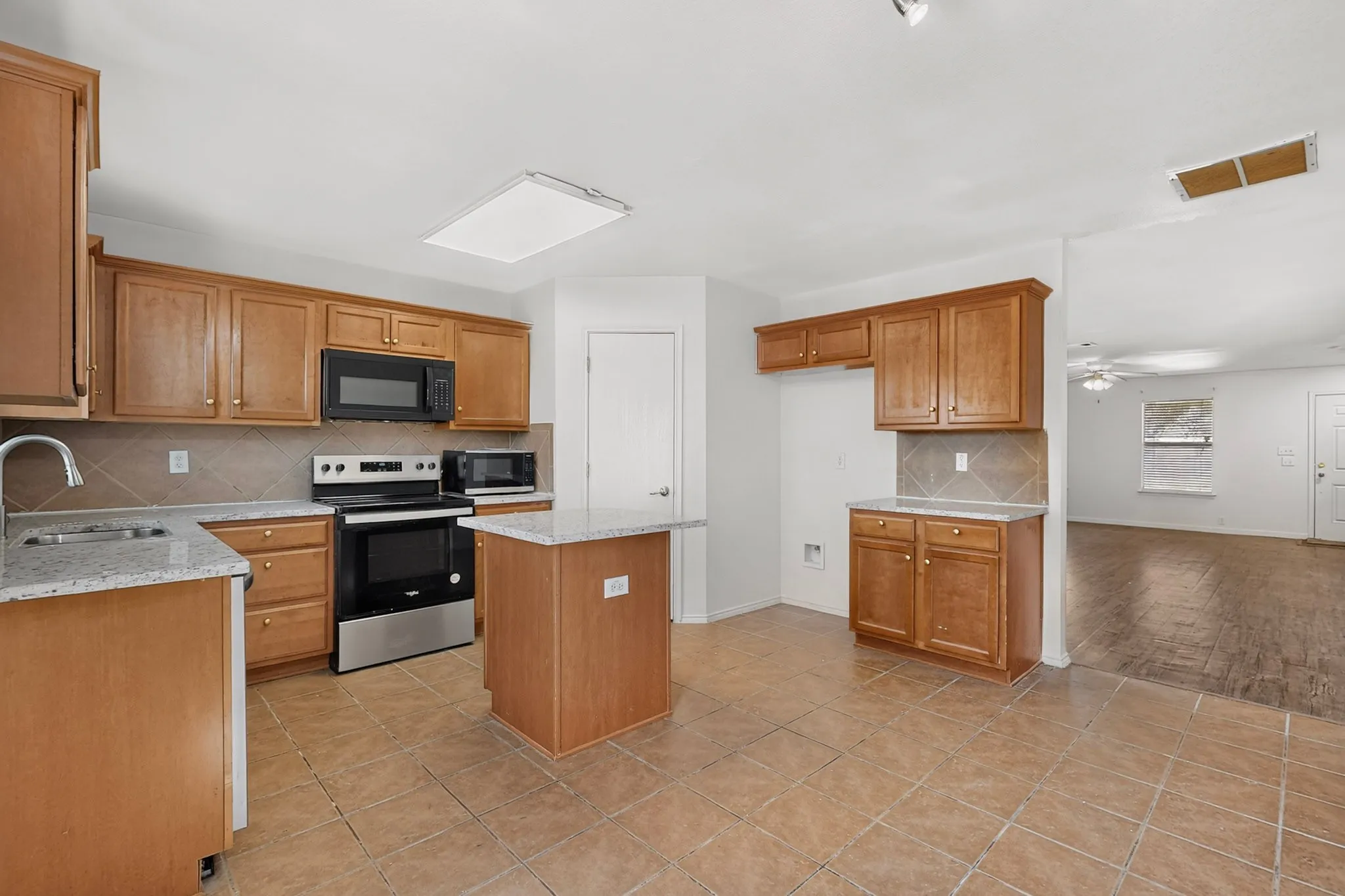Single Family Residence For Sale in Dallas County , 1607 Harbor View Road, Glenn Heights, Texas 75154, 4 Bedroom, 3 Bathroom, 2 Garage spaces, 2,440 Sqft, built in 2007, mls#21364709, Real Estate Agent in Glenn Heights, Homes For Sale in Dallas county, Homes For Sale in Glenn Heights, Realtor in Glenn Heights Texas, Real Estate Brokerage Independent Realty Texas, Luminita Cordes Realtor