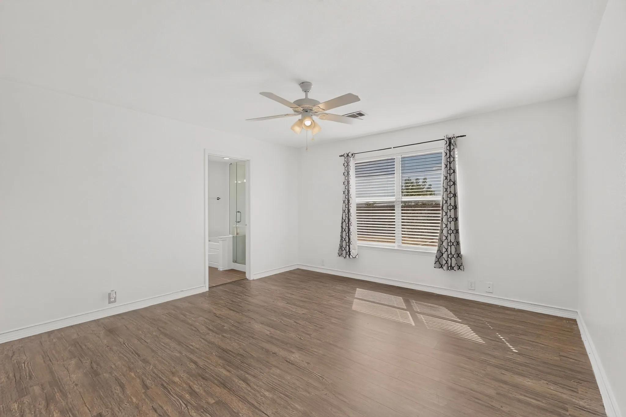 Single Family Residence For Sale in Dallas County , 1607 Harbor View Road, Glenn Heights, Texas 75154, 4 Bedroom, 3 Bathroom, 2 Garage spaces, 2,440 Sqft, built in 2007, mls#21364709, Real Estate Agent in Glenn Heights, Homes For Sale in Dallas county, Homes For Sale in Glenn Heights, Realtor in Glenn Heights Texas, Real Estate Brokerage Independent Realty Texas, Luminita Cordes Realtor