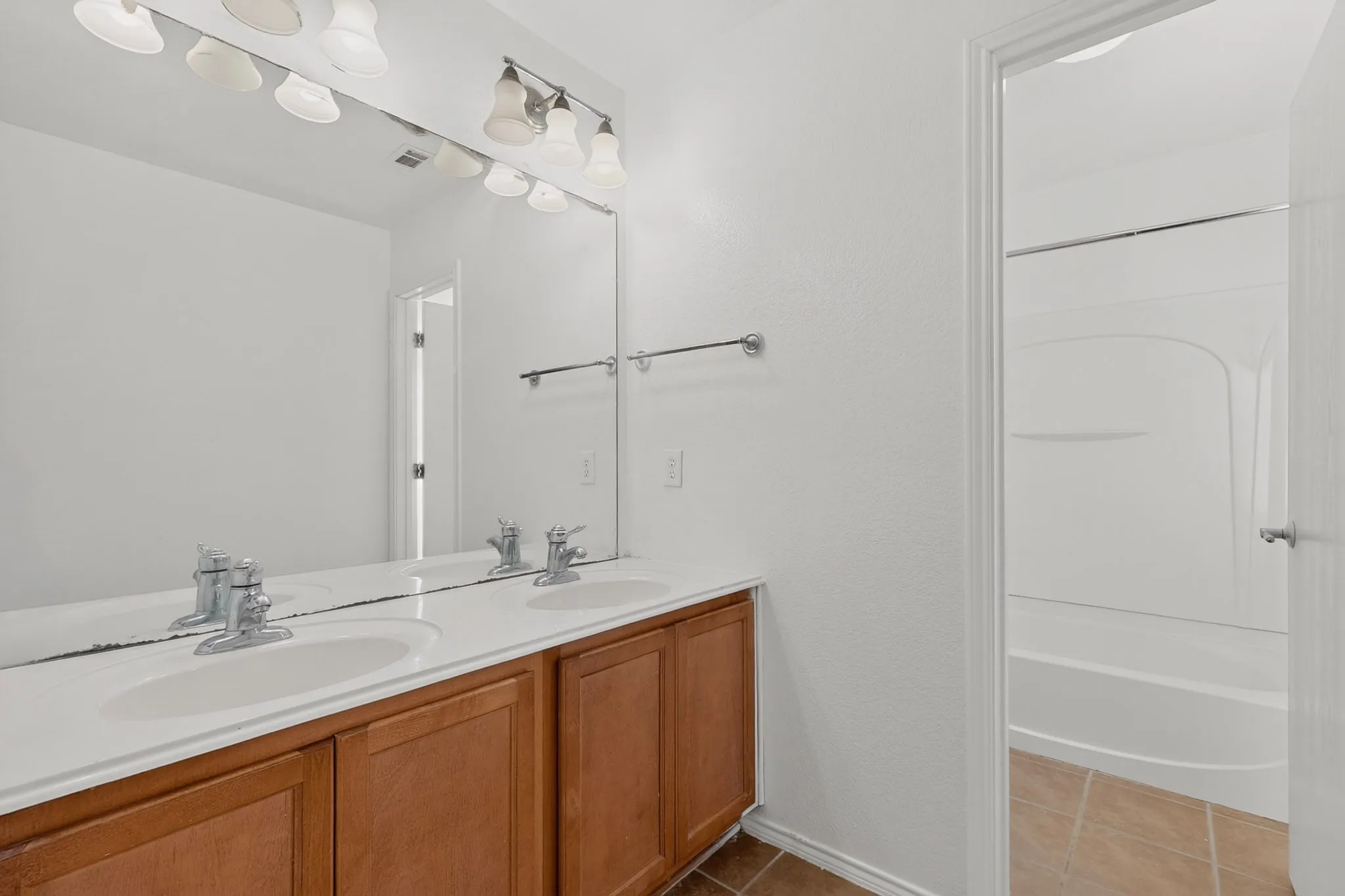 Single Family Residence For Sale in Dallas County , 1607 Harbor View Road, Glenn Heights, Texas 75154, 4 Bedroom, 3 Bathroom, 2 Garage spaces, 2,440 Sqft, built in 2007, mls#21364709, Real Estate Agent in Glenn Heights, Homes For Sale in Dallas county, Homes For Sale in Glenn Heights, Realtor in Glenn Heights Texas, Real Estate Brokerage Independent Realty Texas, Luminita Cordes Realtor