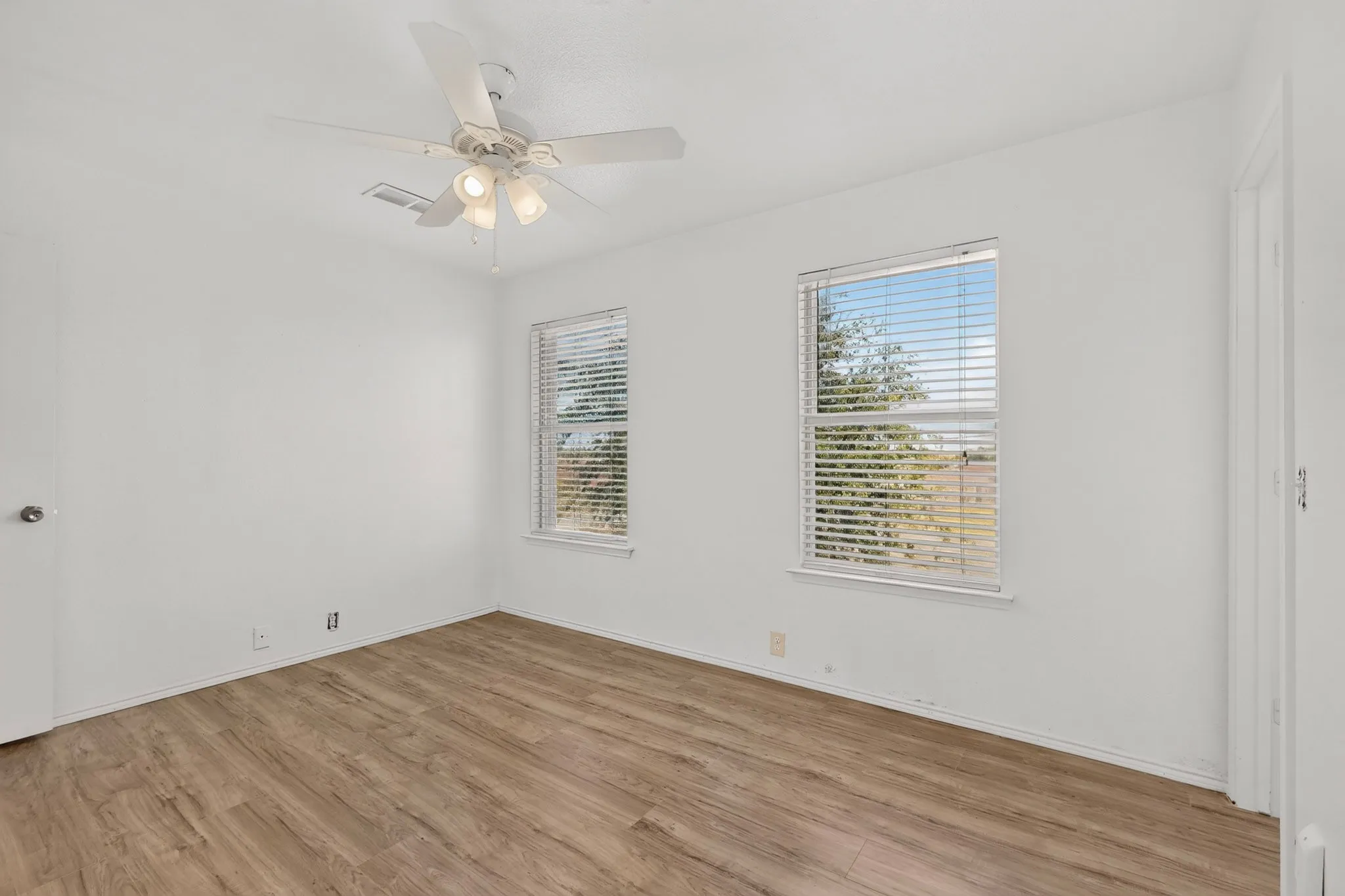 Single Family Residence For Sale in Dallas County , 1607 Harbor View Road, Glenn Heights, Texas 75154, 4 Bedroom, 3 Bathroom, 2 Garage spaces, 2,440 Sqft, built in 2007, mls#21364709, Real Estate Agent in Glenn Heights, Homes For Sale in Dallas county, Homes For Sale in Glenn Heights, Realtor in Glenn Heights Texas, Real Estate Brokerage Independent Realty Texas, Luminita Cordes Realtor