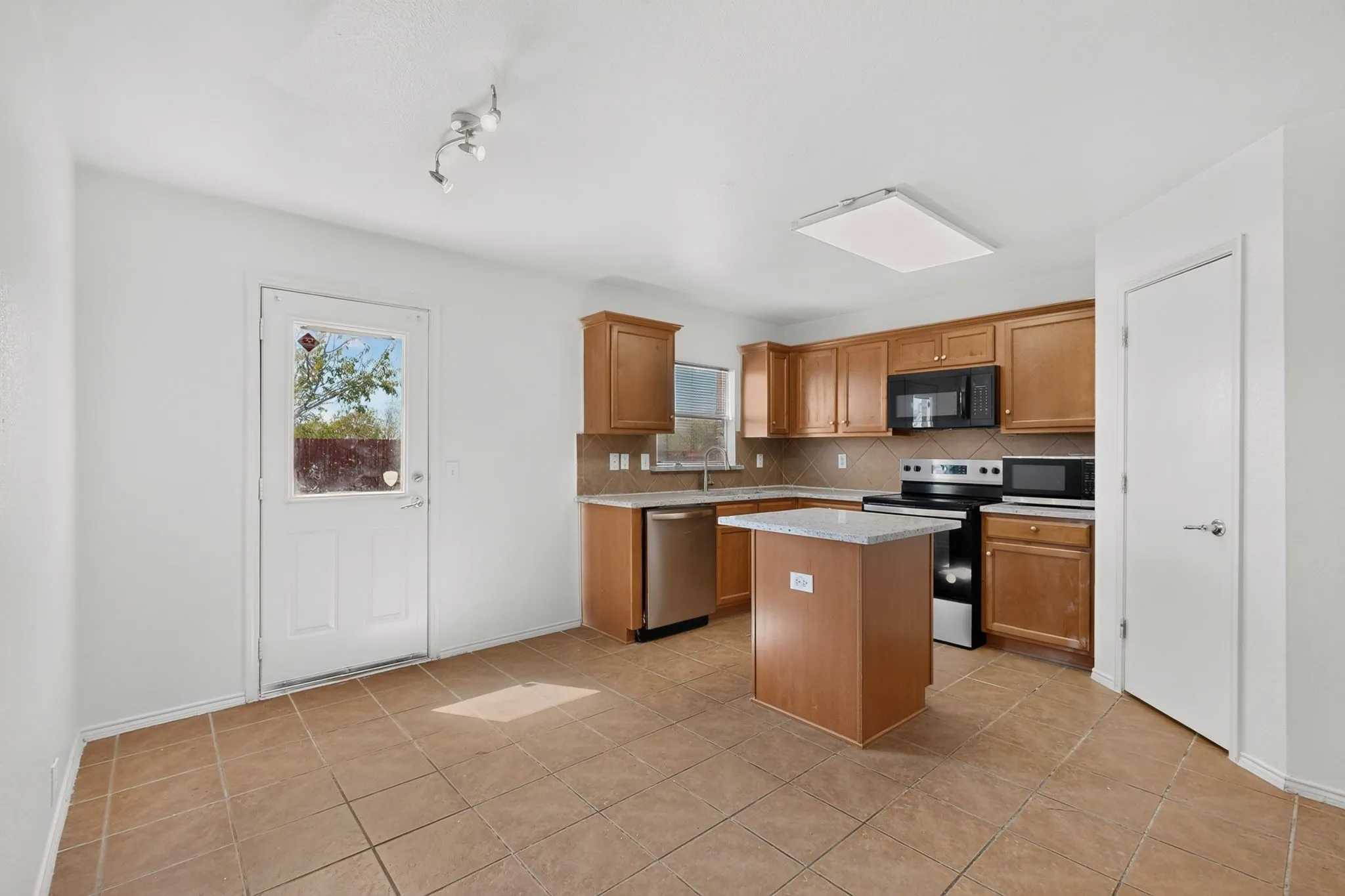 Single Family Residence For Sale in Dallas County , 1607 Harbor View Road, Glenn Heights, Texas 75154, 4 Bedroom, 3 Bathroom, 2 Garage spaces, 2,440 Sqft, built in 2007, mls#21364709, Real Estate Agent in Glenn Heights, Homes For Sale in Dallas county, Homes For Sale in Glenn Heights, Realtor in Glenn Heights Texas, Real Estate Brokerage Independent Realty Texas, Luminita Cordes Realtor