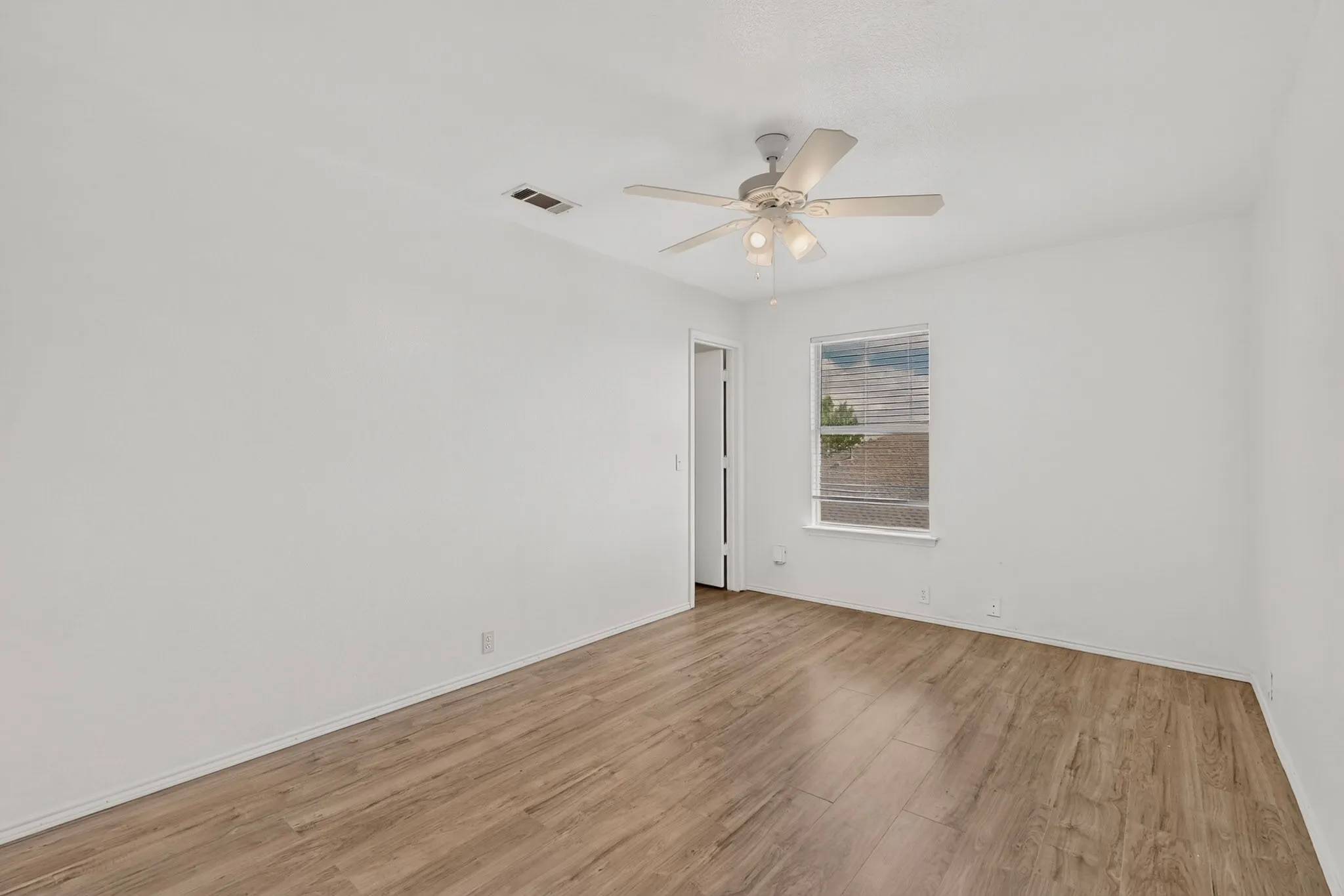 Single Family Residence For Sale in Dallas County , 1607 Harbor View Road, Glenn Heights, Texas 75154, 4 Bedroom, 3 Bathroom, 2 Garage spaces, 2,440 Sqft, built in 2007, mls#21364709, Real Estate Agent in Glenn Heights, Homes For Sale in Dallas county, Homes For Sale in Glenn Heights, Realtor in Glenn Heights Texas, Real Estate Brokerage Independent Realty Texas, Luminita Cordes Realtor