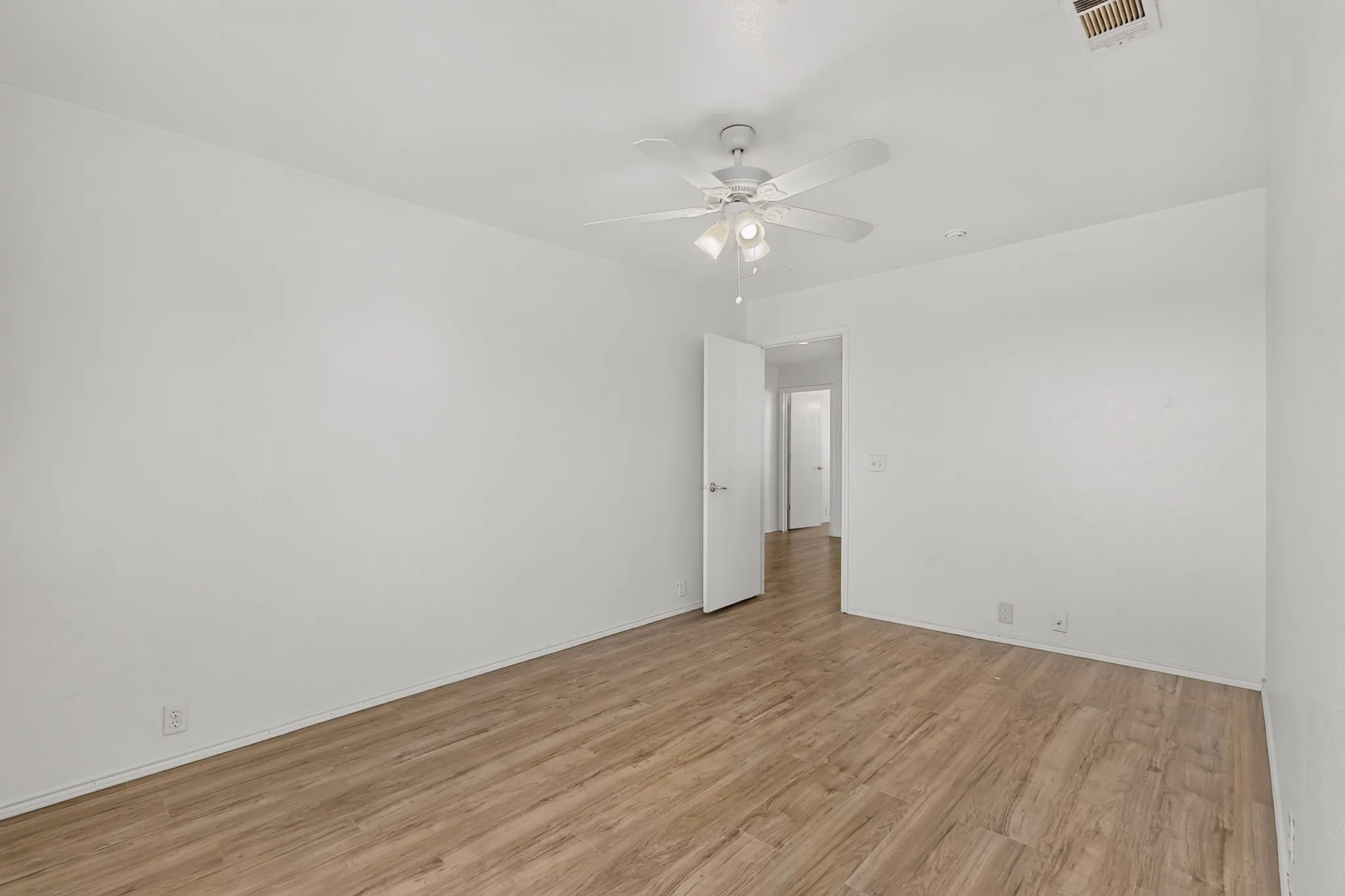 Single Family Residence For Sale in Dallas County , 1607 Harbor View Road, Glenn Heights, Texas 75154, 4 Bedroom, 3 Bathroom, 2 Garage spaces, 2,440 Sqft, built in 2007, mls#21364709, Real Estate Agent in Glenn Heights, Homes For Sale in Dallas county, Homes For Sale in Glenn Heights, Realtor in Glenn Heights Texas, Real Estate Brokerage Independent Realty Texas, Luminita Cordes Realtor