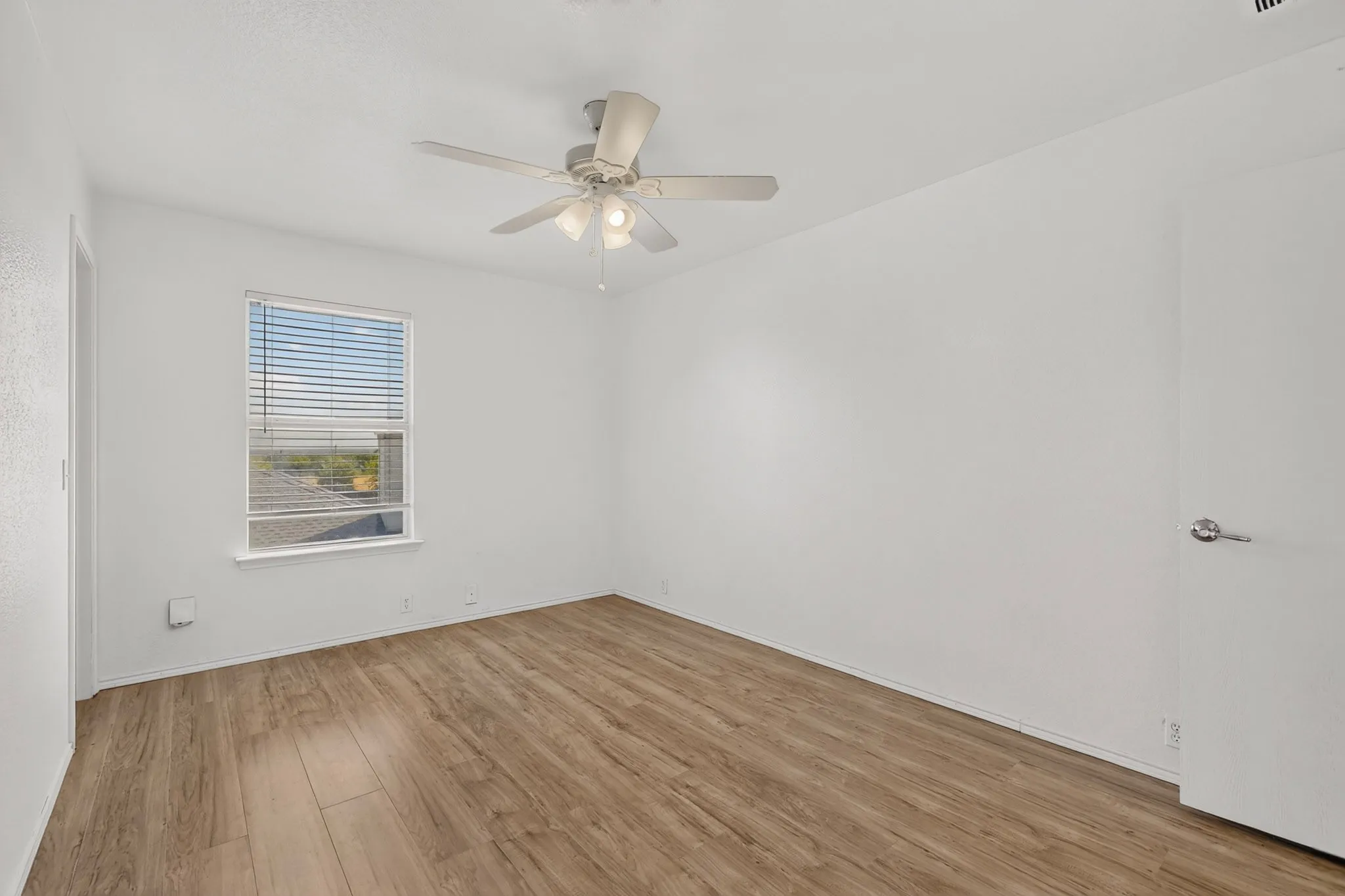 Single Family Residence For Sale in Dallas County , 1607 Harbor View Road, Glenn Heights, Texas 75154, 4 Bedroom, 3 Bathroom, 2 Garage spaces, 2,440 Sqft, built in 2007, mls#21364709, Real Estate Agent in Glenn Heights, Homes For Sale in Dallas county, Homes For Sale in Glenn Heights, Realtor in Glenn Heights Texas, Real Estate Brokerage Independent Realty Texas, Luminita Cordes Realtor