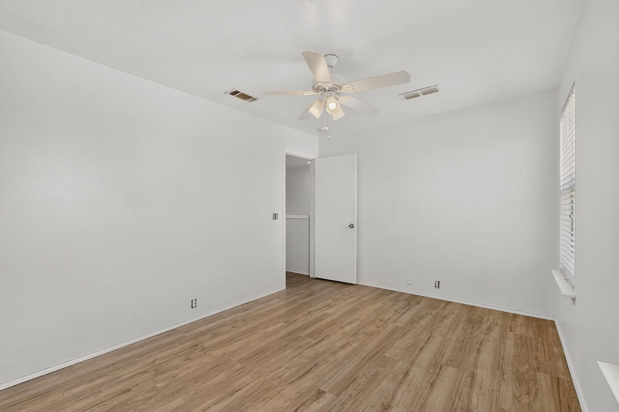 Single Family Residence For Sale in Dallas County , 1607 Harbor View Road, Glenn Heights, Texas 75154, 4 Bedroom, 3 Bathroom, 2 Garage spaces, 2,440 Sqft, built in 2007, mls#21364709, Real Estate Agent in Glenn Heights, Homes For Sale in Dallas county, Homes For Sale in Glenn Heights, Realtor in Glenn Heights Texas, Real Estate Brokerage Independent Realty Texas, Luminita Cordes Realtor