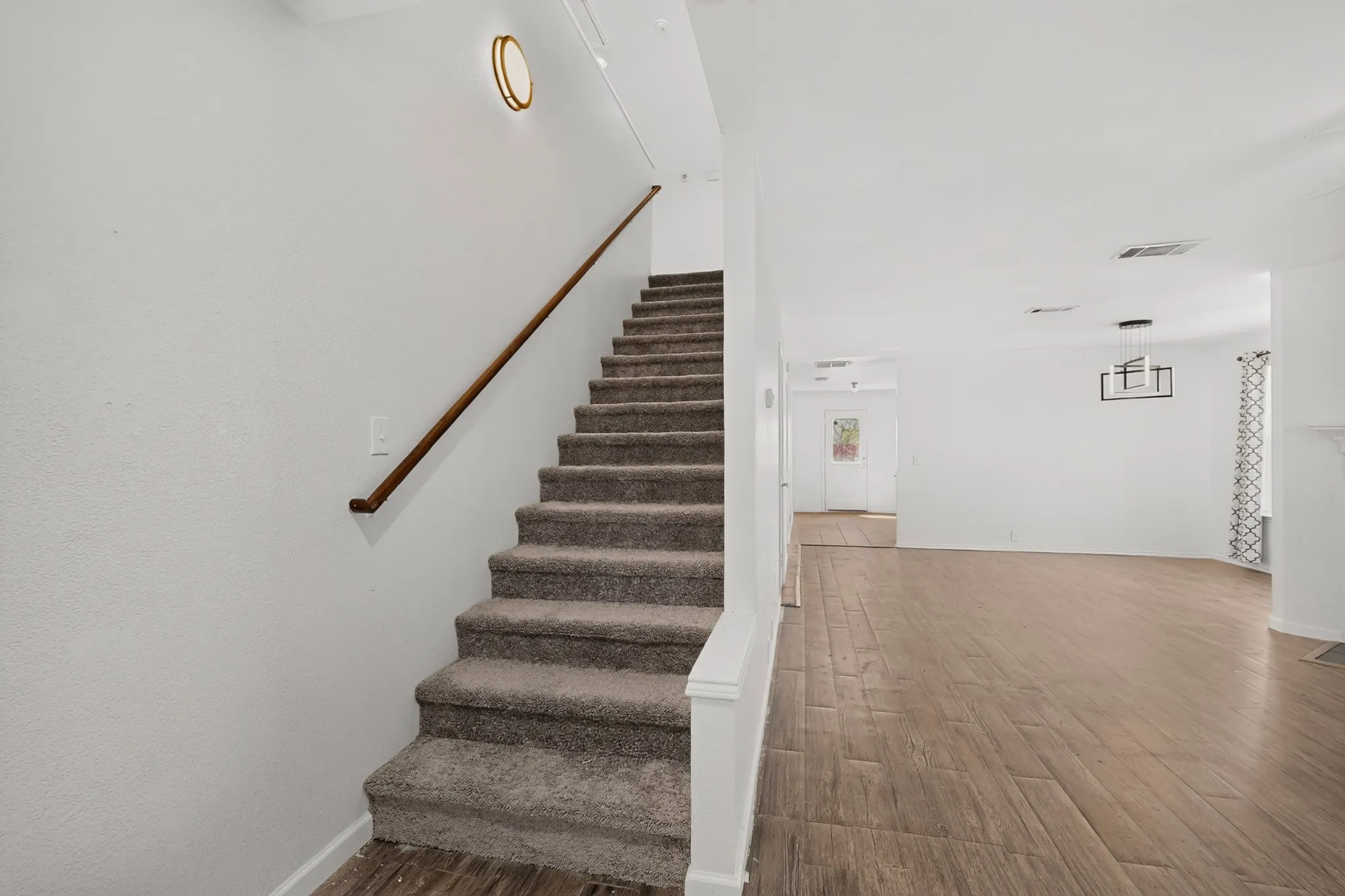 Single Family Residence For Sale in Dallas County , 1607 Harbor View Road, Glenn Heights, Texas 75154, 4 Bedroom, 3 Bathroom, 2 Garage spaces, 2,440 Sqft, built in 2007, mls#21364709, Real Estate Agent in Glenn Heights, Homes For Sale in Dallas county, Homes For Sale in Glenn Heights, Realtor in Glenn Heights Texas, Real Estate Brokerage Independent Realty Texas, Luminita Cordes Realtor