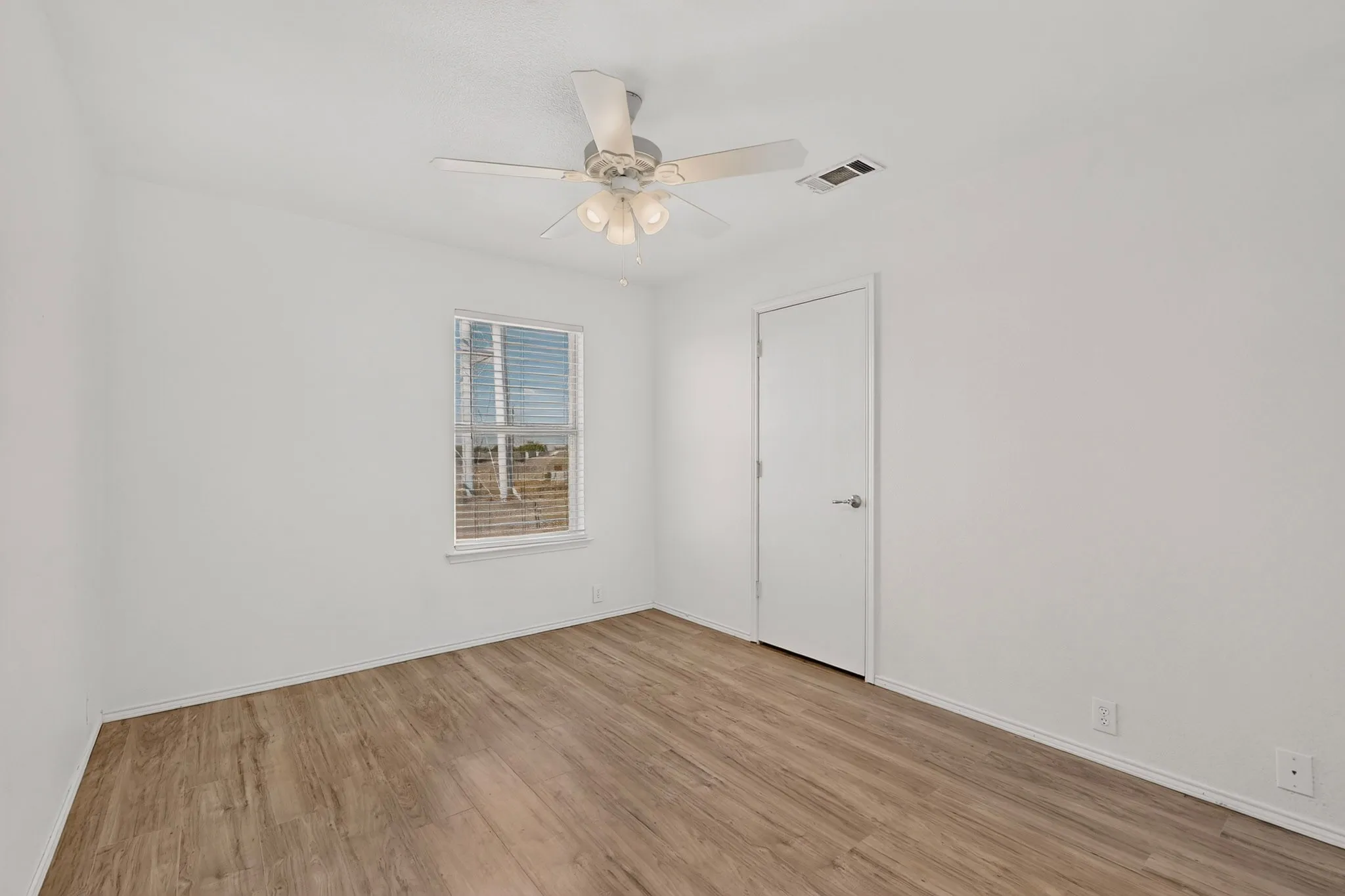 Single Family Residence For Sale in Dallas County , 1607 Harbor View Road, Glenn Heights, Texas 75154, 4 Bedroom, 3 Bathroom, 2 Garage spaces, 2,440 Sqft, built in 2007, mls#21364709, Real Estate Agent in Glenn Heights, Homes For Sale in Dallas county, Homes For Sale in Glenn Heights, Realtor in Glenn Heights Texas, Real Estate Brokerage Independent Realty Texas, Luminita Cordes Realtor