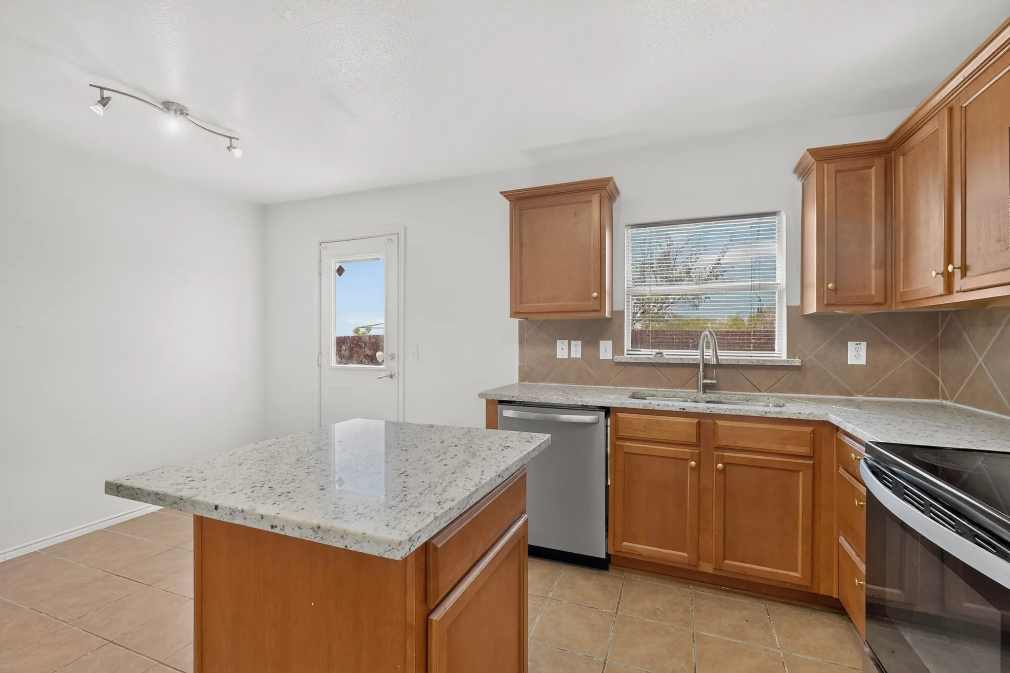 Single Family Residence For Sale in Dallas County , 1607 Harbor View Road, Glenn Heights, Texas 75154, 4 Bedroom, 3 Bathroom, 2 Garage spaces, 2,440 Sqft, built in 2007, mls#21364709, Real Estate Agent in Glenn Heights, Homes For Sale in Dallas county, Homes For Sale in Glenn Heights, Realtor in Glenn Heights Texas, Real Estate Brokerage Independent Realty Texas, Luminita Cordes Realtor