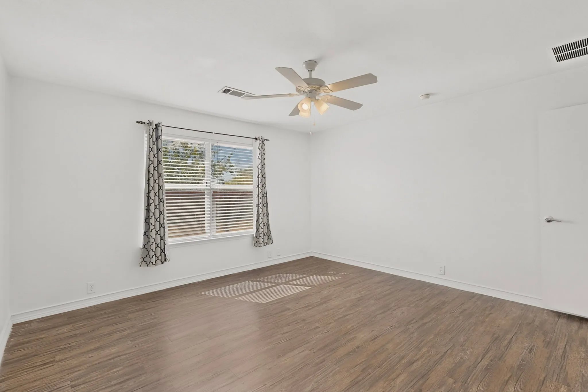 Single Family Residence For Sale in Dallas County , 1607 Harbor View Road, Glenn Heights, Texas 75154, 4 Bedroom, 3 Bathroom, 2 Garage spaces, 2,440 Sqft, built in 2007, mls#21364709, Real Estate Agent in Glenn Heights, Homes For Sale in Dallas county, Homes For Sale in Glenn Heights, Realtor in Glenn Heights Texas, Real Estate Brokerage Independent Realty Texas, Luminita Cordes Realtor