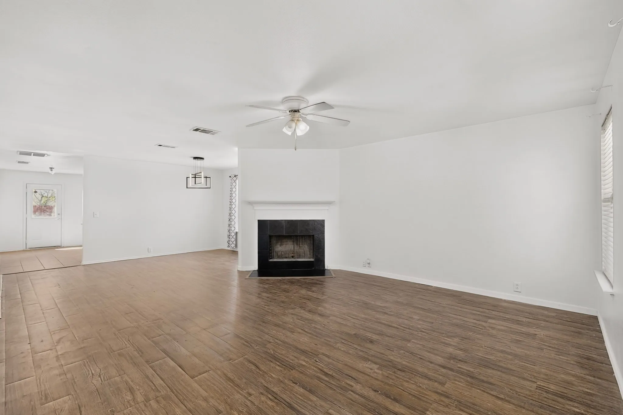 Single Family Residence For Sale in Dallas County , 1607 Harbor View Road, Glenn Heights, Texas 75154, 4 Bedroom, 3 Bathroom, 2 Garage spaces, 2,440 Sqft, built in 2007, mls#21364709, Real Estate Agent in Glenn Heights, Homes For Sale in Dallas county, Homes For Sale in Glenn Heights, Realtor in Glenn Heights Texas, Real Estate Brokerage Independent Realty Texas, Luminita Cordes Realtor