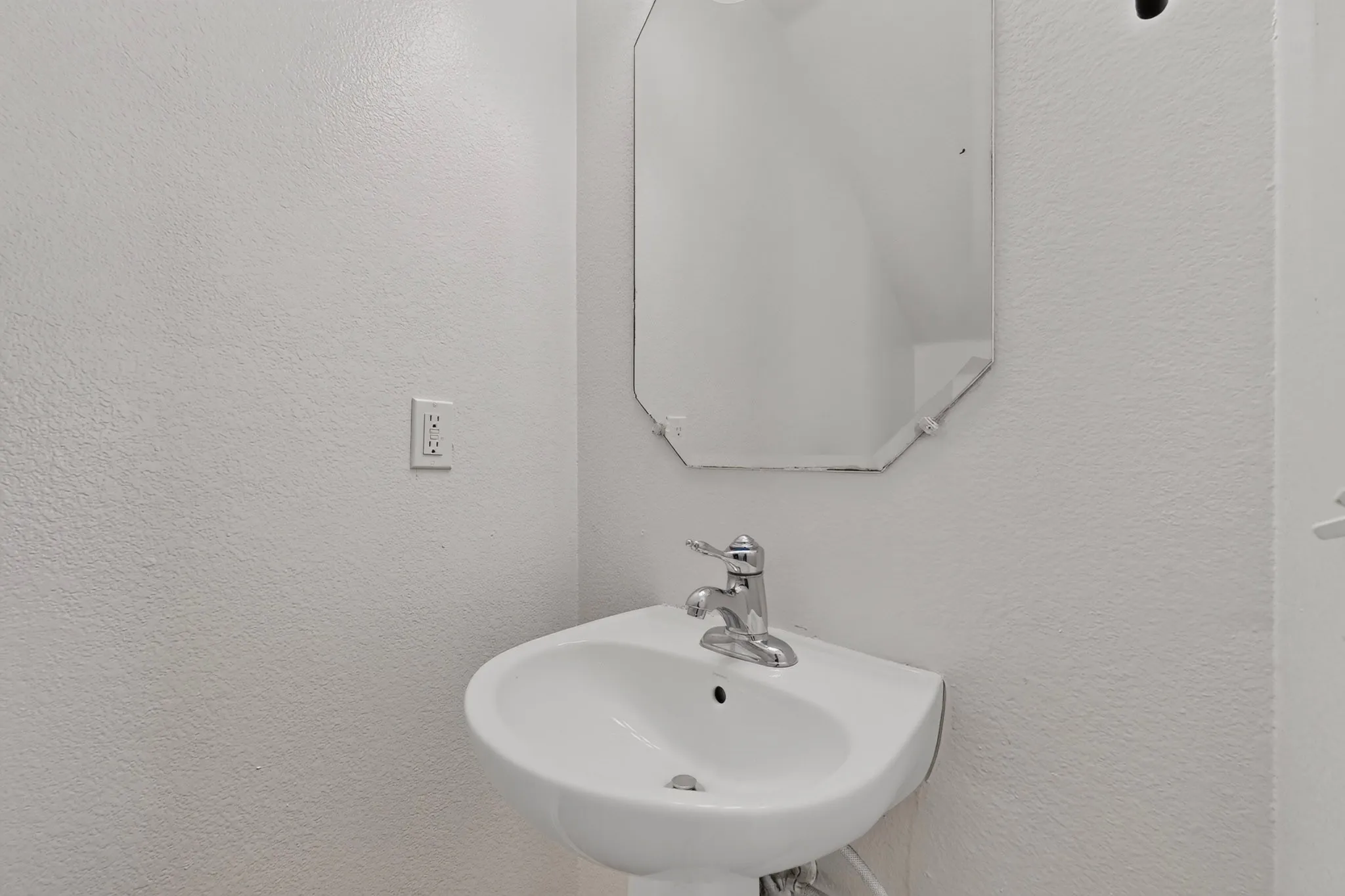 Single Family Residence For Sale in Dallas County , 1607 Harbor View Road, Glenn Heights, Texas 75154, 4 Bedroom, 3 Bathroom, 2 Garage spaces, 2,440 Sqft, built in 2007, mls#21364709, Real Estate Agent in Glenn Heights, Homes For Sale in Dallas county, Homes For Sale in Glenn Heights, Realtor in Glenn Heights Texas, Real Estate Brokerage Independent Realty Texas, Luminita Cordes Realtor