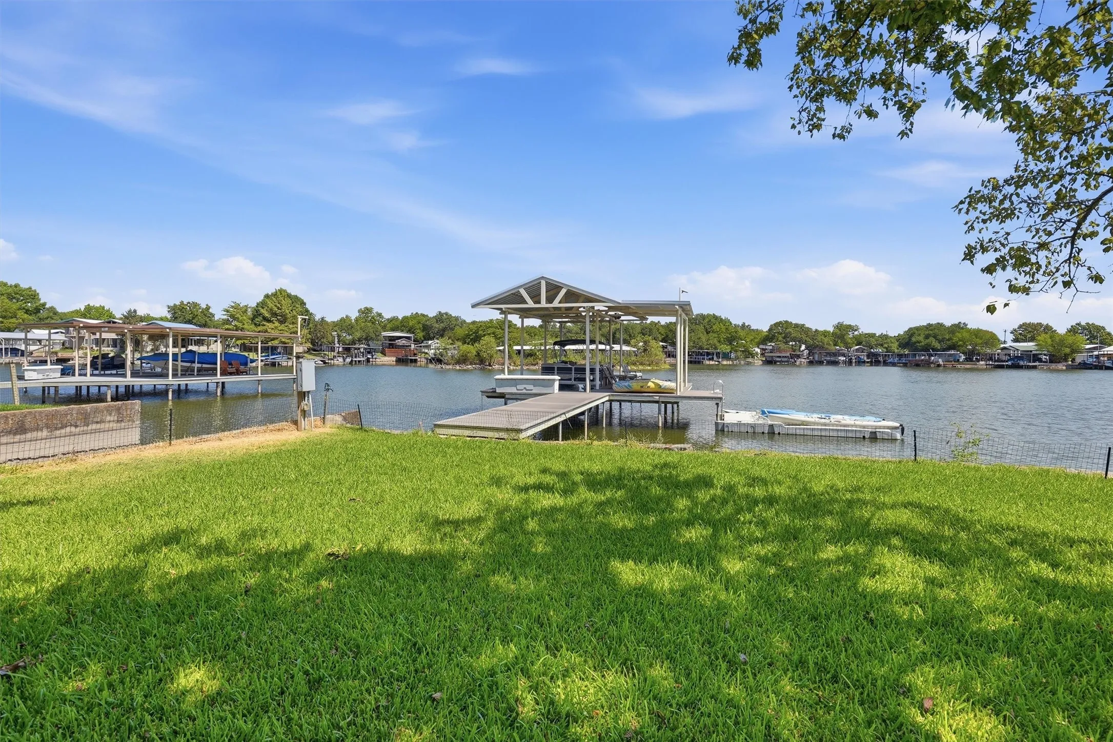 Single Family Residence For Sale in Hood County , 630 E Bridge Street, Granbury, Texas 76048, 3 Bedroom, 2 Bathroom, Garage spaces, 1,730 Sqft, built in 1980, mls#21376904, Real Estate Agent in Granbury, Homes For Sale in Hood county, Homes For Sale in Granbury, Realtor in Granbury Texas, Real Estate Brokerage Independent Realty Texas, Luminita Cordes Realtor