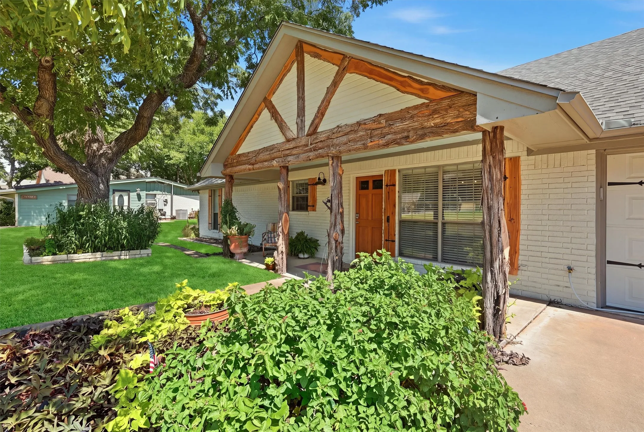 Single Family Residence For Sale in Hood County , 630 E Bridge Street, Granbury, Texas 76048, 3 Bedroom, 2 Bathroom, Garage spaces, 1,730 Sqft, built in 1980, mls#21376904, Real Estate Agent in Granbury, Homes For Sale in Hood county, Homes For Sale in Granbury, Realtor in Granbury Texas, Real Estate Brokerage Independent Realty Texas, Luminita Cordes Realtor
