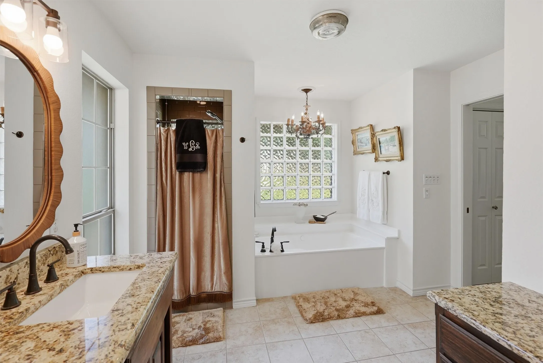 Single Family Residence For Sale in Hood County , 630 E Bridge Street, Granbury, Texas 76048, 3 Bedroom, 2 Bathroom, Garage spaces, 1,730 Sqft, built in 1980, mls#21376904, Real Estate Agent in Granbury, Homes For Sale in Hood county, Homes For Sale in Granbury, Realtor in Granbury Texas, Real Estate Brokerage Independent Realty Texas, Luminita Cordes Realtor