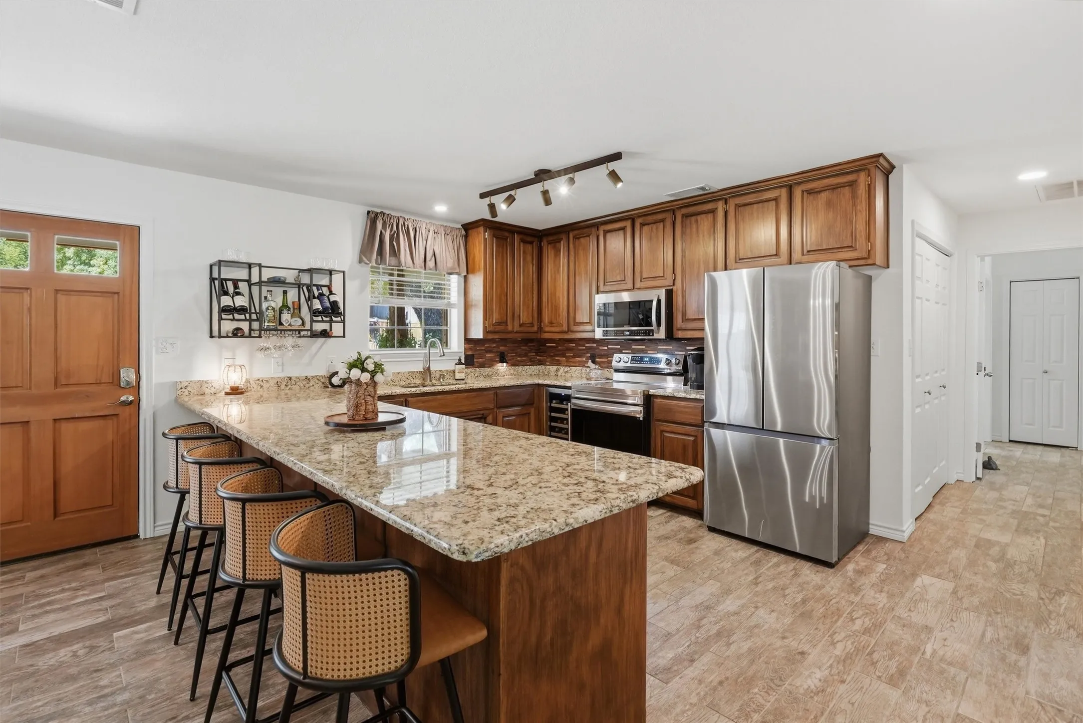Single Family Residence For Sale in Hood County , 630 E Bridge Street, Granbury, Texas 76048, 3 Bedroom, 2 Bathroom, Garage spaces, 1,730 Sqft, built in 1980, mls#21376904, Real Estate Agent in Granbury, Homes For Sale in Hood county, Homes For Sale in Granbury, Realtor in Granbury Texas, Real Estate Brokerage Independent Realty Texas, Luminita Cordes Realtor