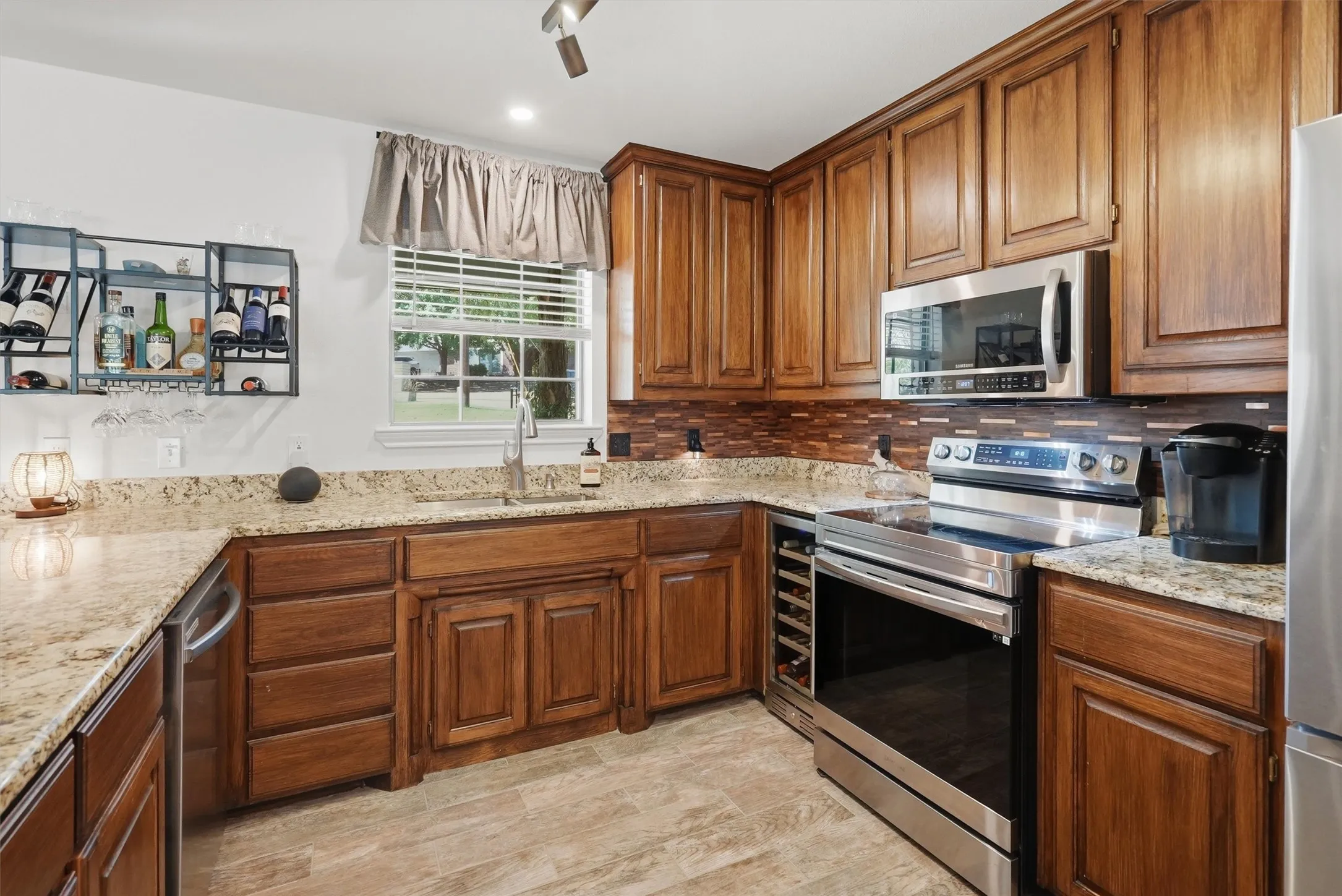 Single Family Residence For Sale in Hood County , 630 E Bridge Street, Granbury, Texas 76048, 3 Bedroom, 2 Bathroom, Garage spaces, 1,730 Sqft, built in 1980, mls#21376904, Real Estate Agent in Granbury, Homes For Sale in Hood county, Homes For Sale in Granbury, Realtor in Granbury Texas, Real Estate Brokerage Independent Realty Texas, Luminita Cordes Realtor