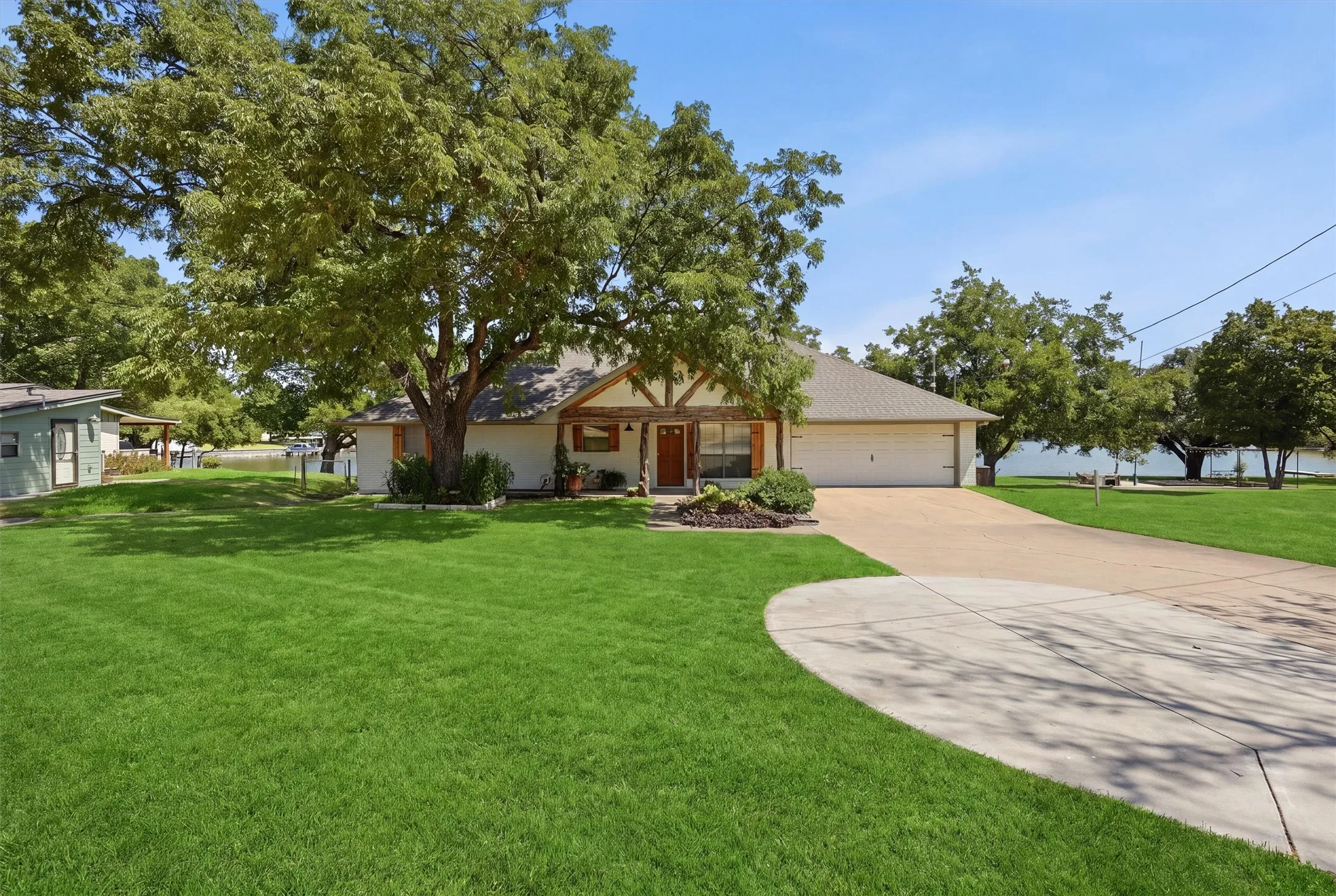Single Family Residence For Sale in Hood County , 630 E Bridge Street, Granbury, Texas 76048, 3 Bedroom, 2 Bathroom, Garage spaces, 1,730 Sqft, built in 1980, mls#21376904, Real Estate Agent in Granbury, Homes For Sale in Hood county, Homes For Sale in Granbury, Realtor in Granbury Texas, Real Estate Brokerage Independent Realty Texas, Luminita Cordes Realtor