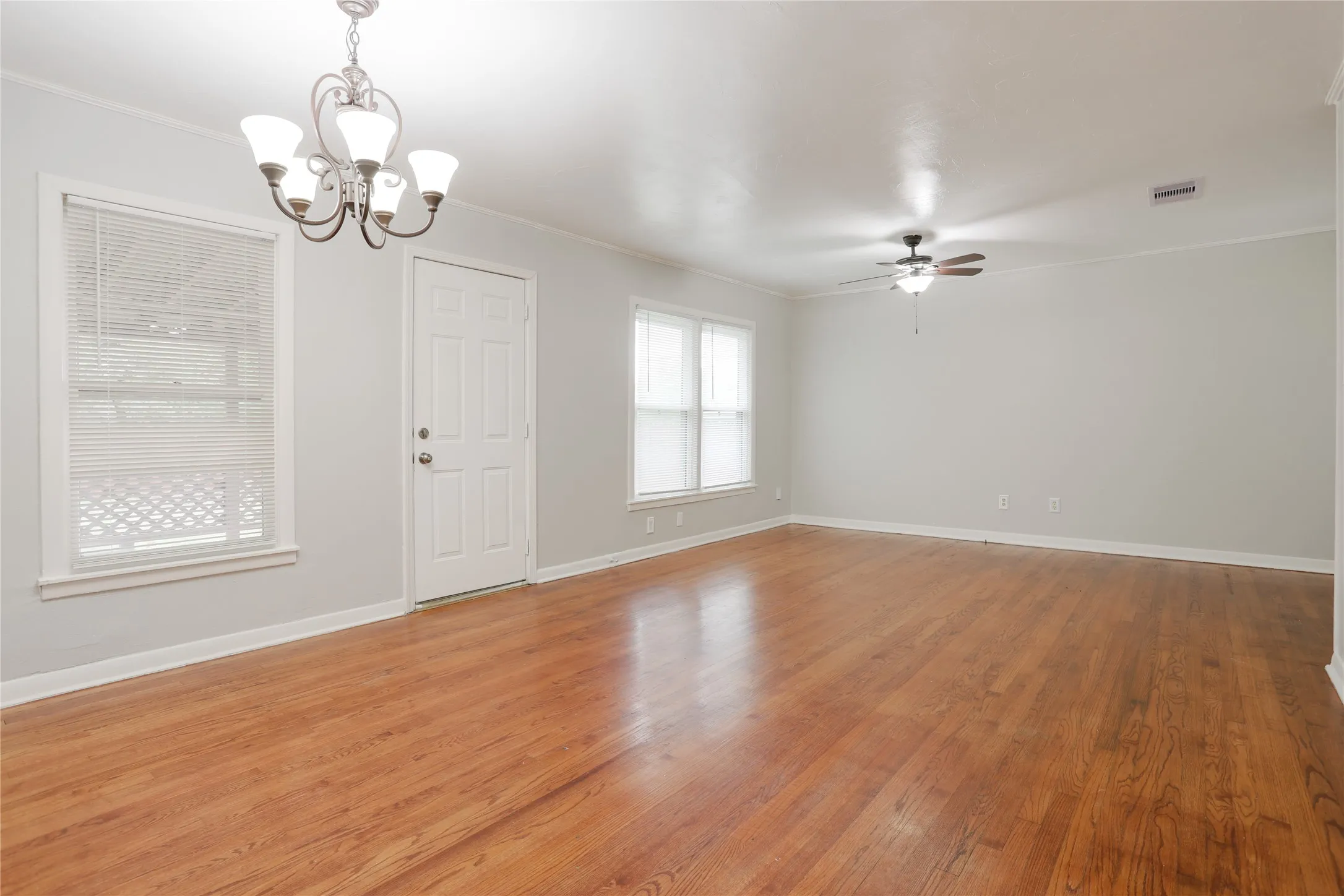 Single Family Residence For Rent in Tarrant County , 3533 Binyon Avenue, Fort Worth, Texas 76133, 2 Bedroom, 1 Bathroom, 1 Garage spaces, 964 Sqft, built in 1951, mls#21377407, Real Estate Agent in Fort Worth, Homes For Rent in Tarrant county, Homes For Rent in Fort Worth, Realtor in Fort Worth Texas, Real Estate Brokerage Independent Realty Texas, Luminita Cordes Realtor