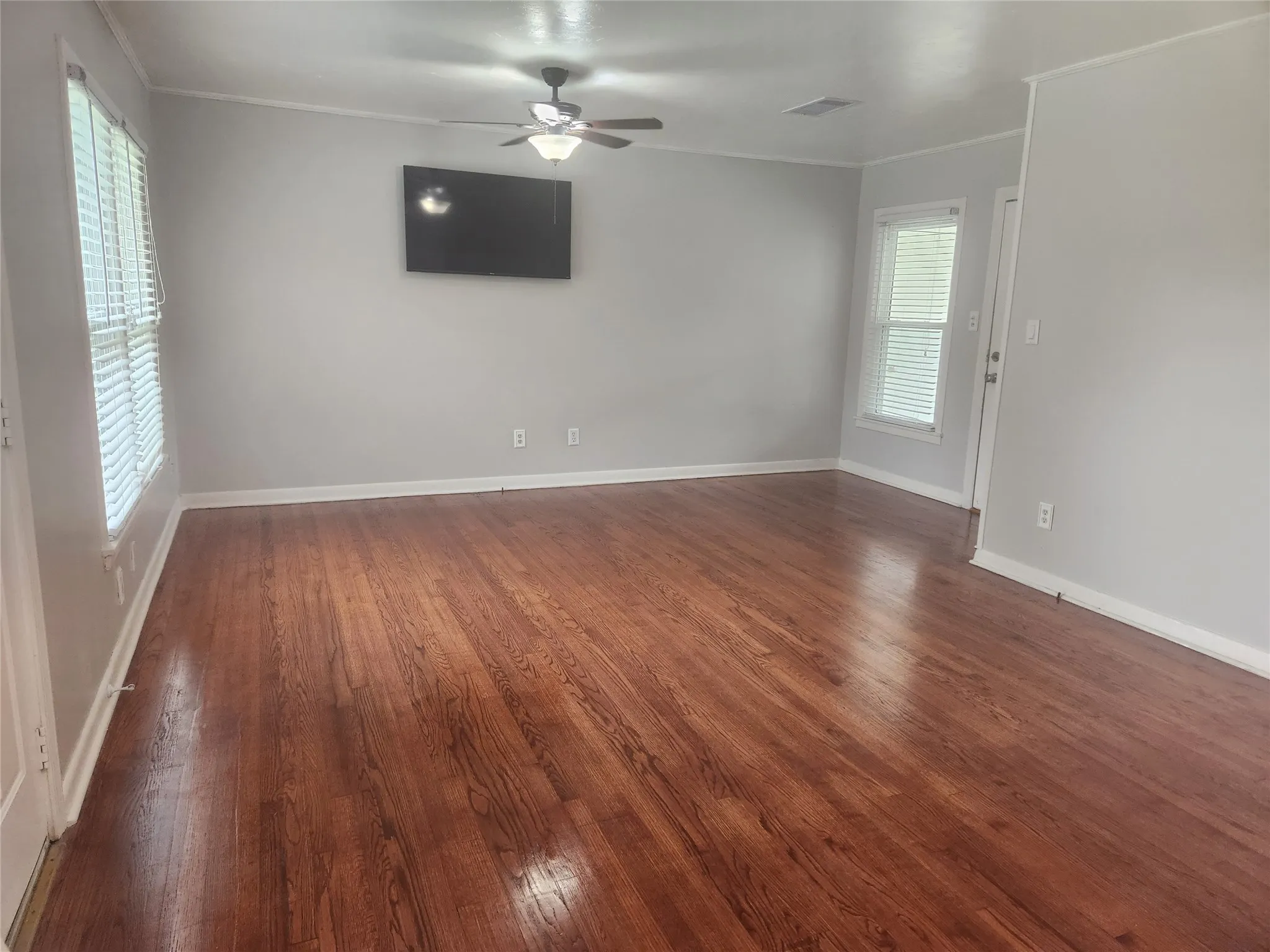 Single Family Residence For Rent in Tarrant County , 3533 Binyon Avenue, Fort Worth, Texas 76133, 2 Bedroom, 1 Bathroom, 1 Garage spaces, 964 Sqft, built in 1951, mls#21377407, Real Estate Agent in Fort Worth, Homes For Rent in Tarrant county, Homes For Rent in Fort Worth, Realtor in Fort Worth Texas, Real Estate Brokerage Independent Realty Texas, Luminita Cordes Realtor