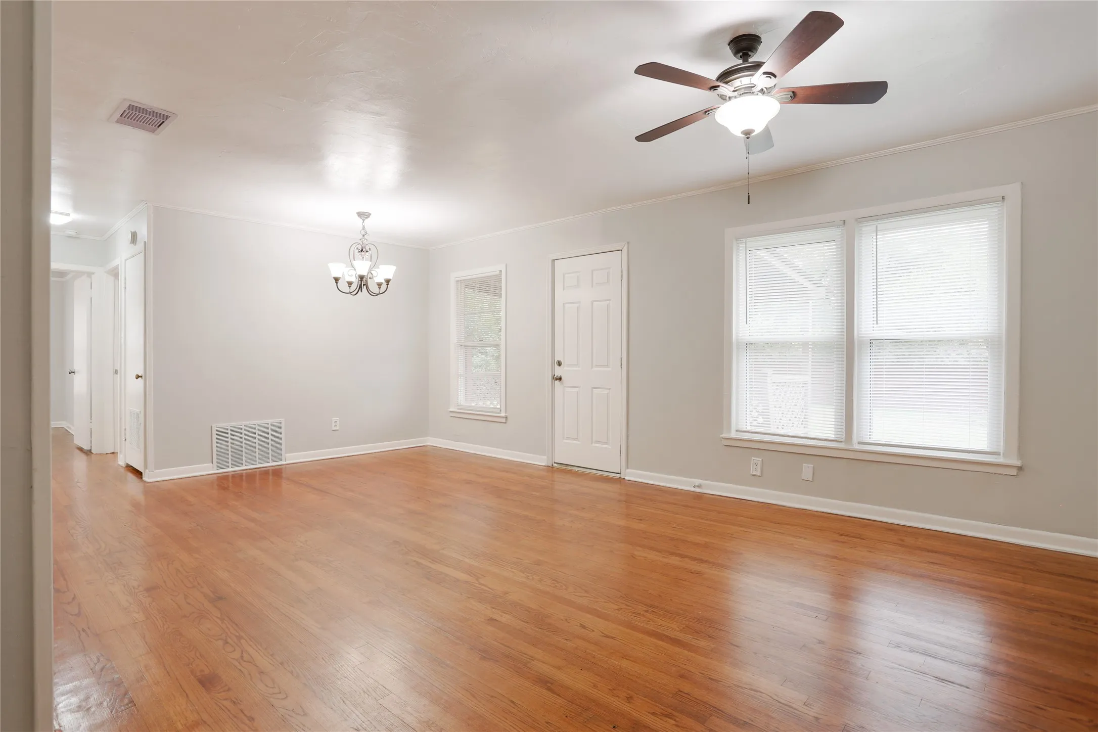 Single Family Residence For Rent in Tarrant County , 3533 Binyon Avenue, Fort Worth, Texas 76133, 2 Bedroom, 1 Bathroom, 1 Garage spaces, 964 Sqft, built in 1951, mls#21377407, Real Estate Agent in Fort Worth, Homes For Rent in Tarrant county, Homes For Rent in Fort Worth, Realtor in Fort Worth Texas, Real Estate Brokerage Independent Realty Texas, Luminita Cordes Realtor